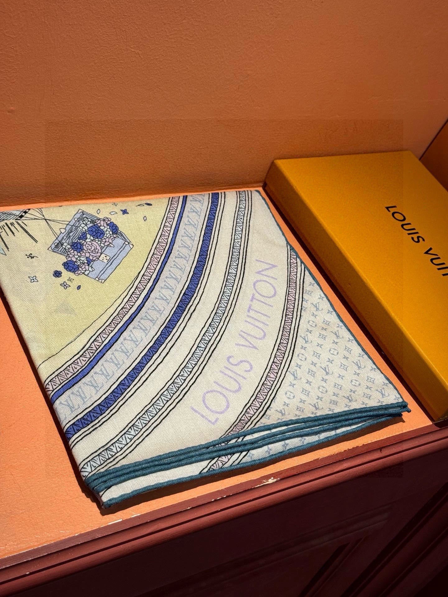 ❄【双面同色】原单Lv140cm丝绒方巾，《热气球》，本款方巾全新加入 U价🉐️ and Away 系列
