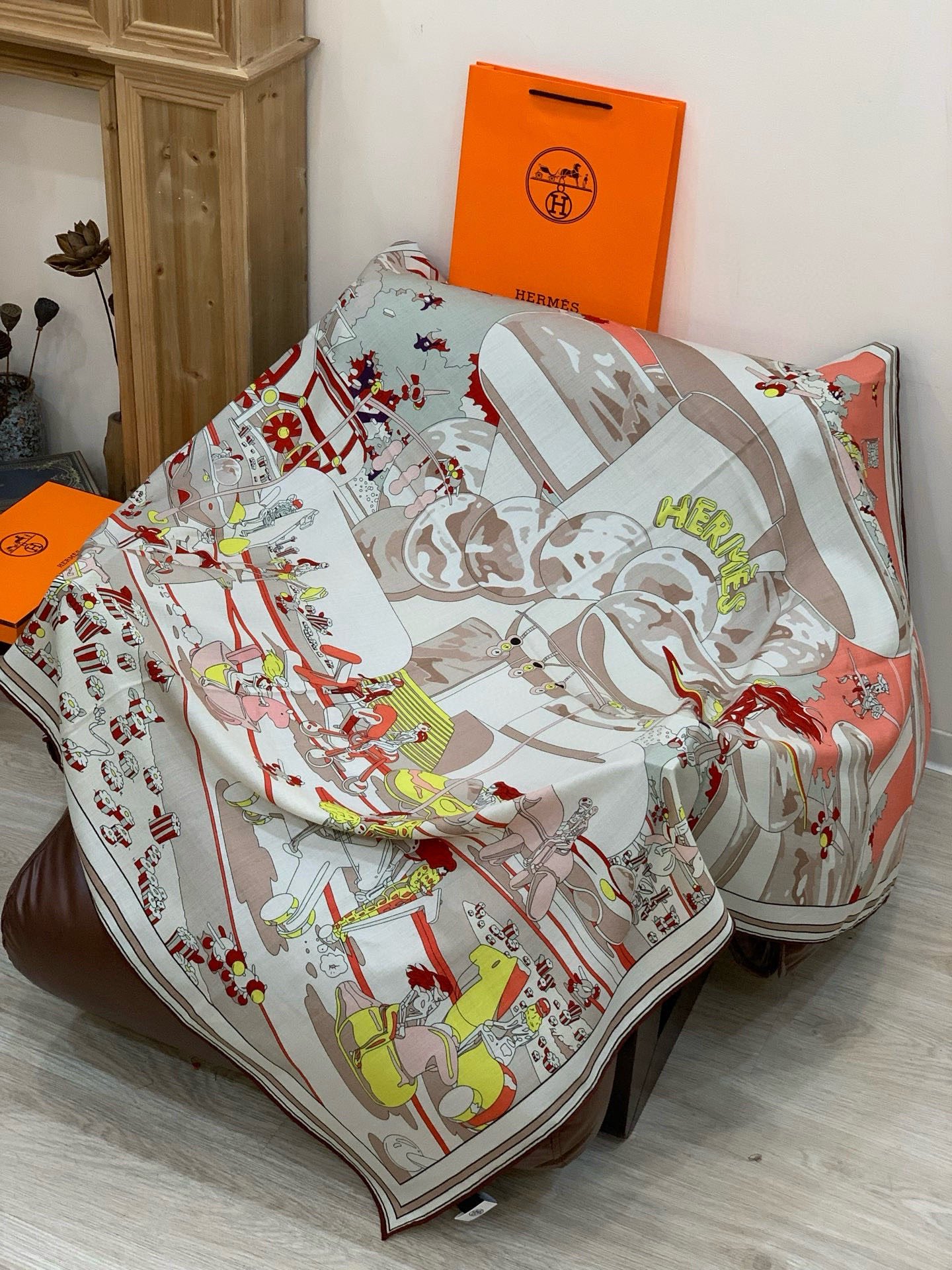 H，目前最热门的 “超现实爱马仕枢纽” 风靡全宇宙，听名字就充斥着未来空间♥️艺术品一样的存在，会绝版的