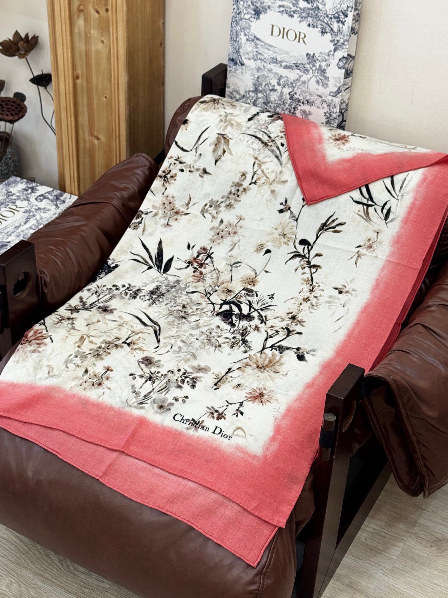 Dior 140丝绒双面同色印花披肩Millefiori 图案这款披肩饰以多色 Millefiori 图