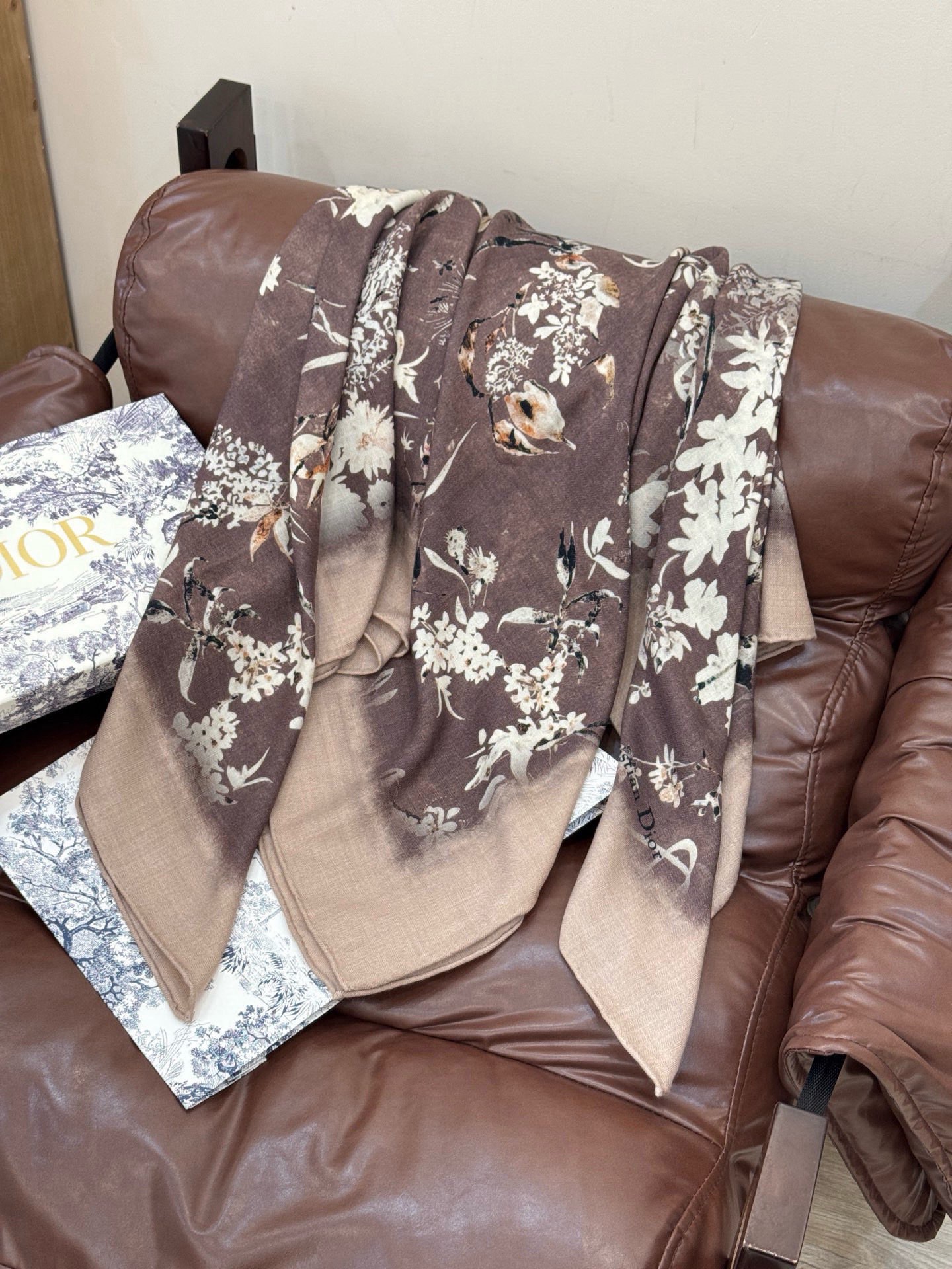 Dior 140丝绒双面同色印花披肩Millefiori 图案这款披肩饰以多色 Millefiori 图