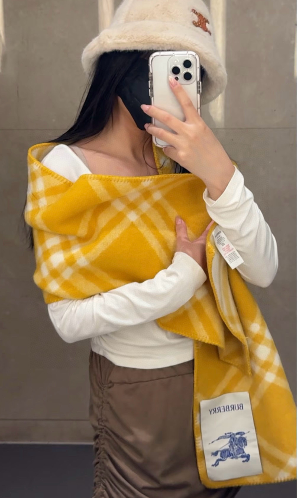 P125(全智贤同款,百分百对版) Burberry可遇不可求的王炸级单品,绝对是独家级别,工艺与材料完全与正品无区别,粗犷耐用,厚实保暖 立体感十足,百分之百对版❤️冬季里绝对不能少的一件单品,但是你千万别拿市场上廉价的货色来磕碜自己❗️这款围巾可以承包一辈子的爱,明星达人一起追捧款。创造时尚不羁的造型,保暖系数无敌❗️不管你是大明星还是素人,围上都是一样的气场全开~男女适用,最佳情侣款‼️超值到哭😭 ❗️自留必须自留哈.182x30厘米 -100%精选羊毛,手工穿线包边❗️