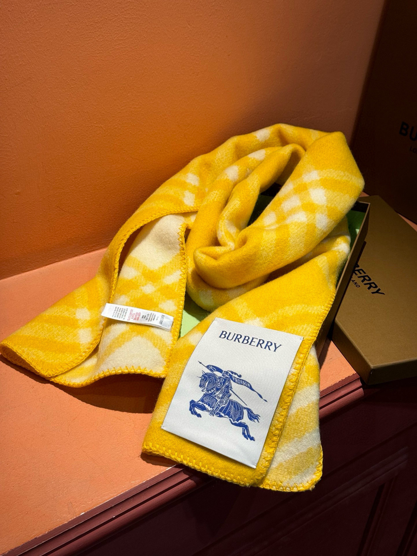 P125(全智贤同款,百分百对版)
Burberry可遇不可求的王炸级单品,绝对是独家级别,工艺与材料完全与正品无区别,粗犷耐用,厚实保暖 立体感十足,百分之百对版❤️冬季里绝对不能少的一件单品,但是你千万别拿市场上廉价的货色来磕碜自己❗️这款围巾可以承包一辈子的爱,明星达人一起追捧款。创造时尚不羁的造型,保暖系数无敌❗️不管你是大明星还是素人,围上都是一样的气场全开~男女适用,最佳情侣款‼️超值到哭😭 ❗️自留必须自留哈.182x30厘米 -100%精选羊毛,手工穿线包边❗️