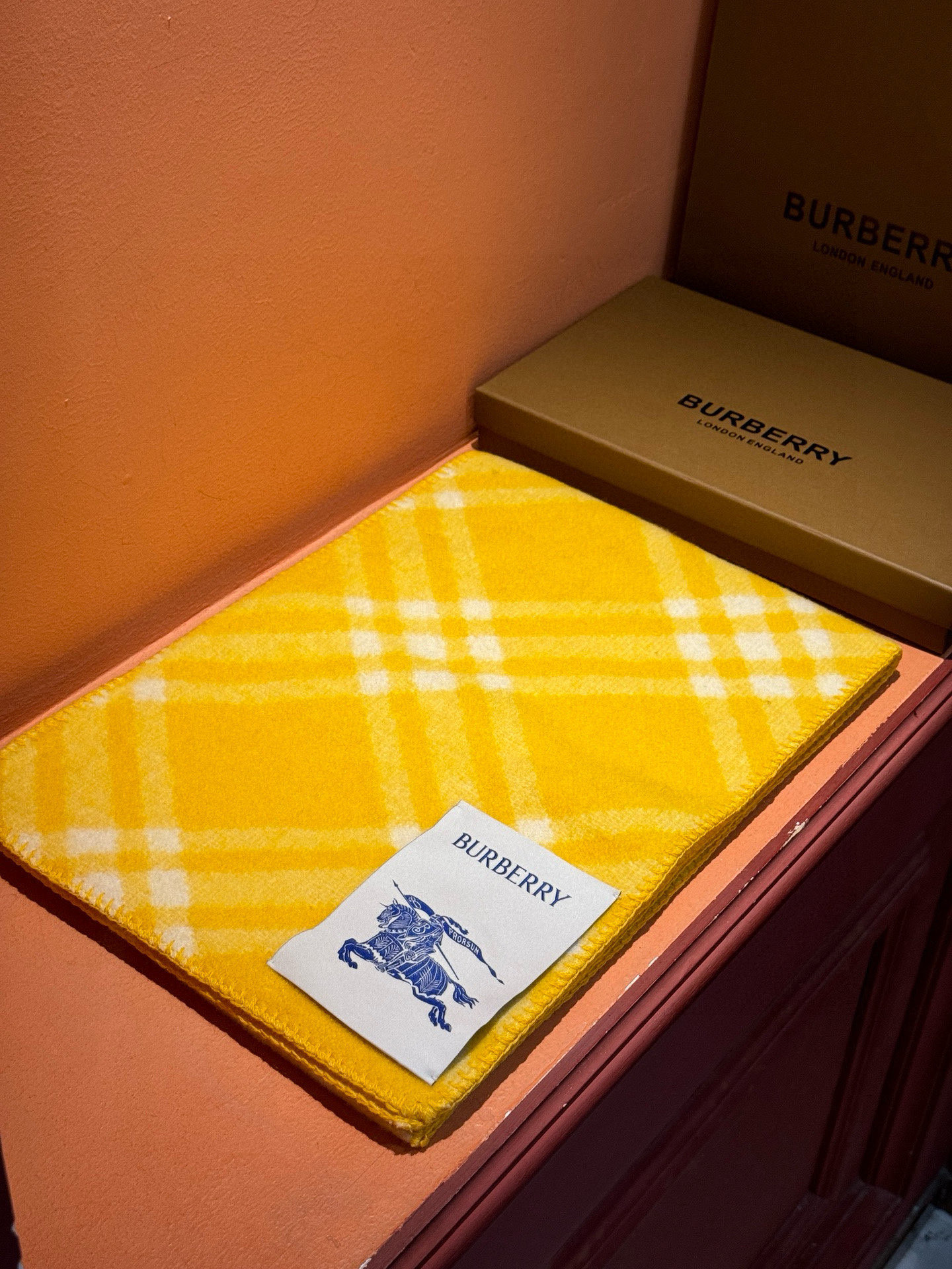 P125(全智贤同款,百分百对版)
Burberry可遇不可求的王炸级单品,绝对是独家级别,工艺与材料完全与正品无区别,粗犷耐用,厚实保暖 立体感十足,百分之百对版❤️冬季里绝对不能少的一件单品,但是你千万别拿市场上廉价的货色来磕碜自己❗️这款围巾可以承包一辈子的爱,明星达人一起追捧款。创造时尚不羁的造型,保暖系数无敌❗️不管你是大明星还是素人,围上都是一样的气场全开~男女适用,最佳情侣款‼️超值到哭😭 ❗️自留必须自留哈.182x30厘米 -100%精选羊毛,手工穿线包边❗️