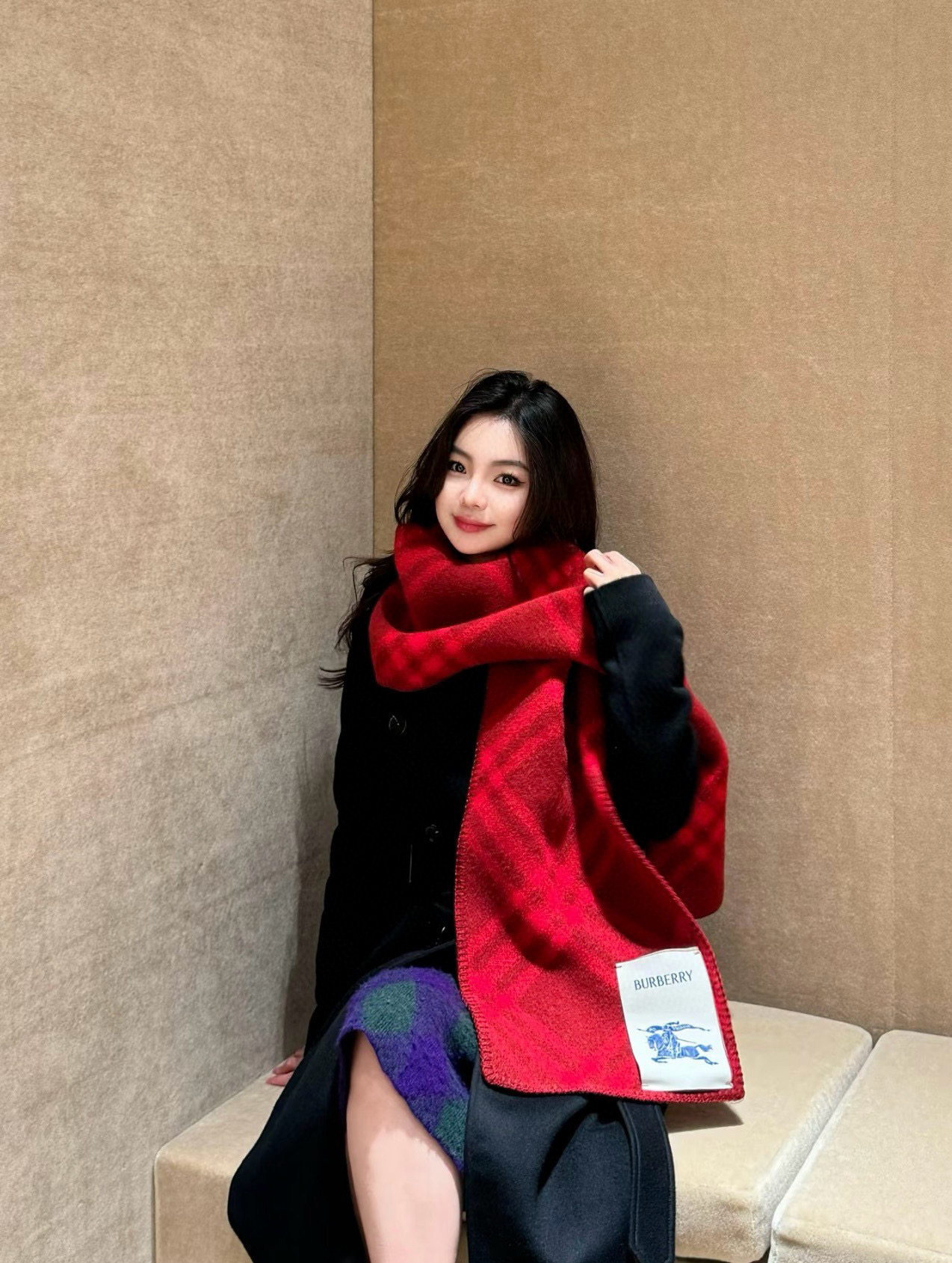 P125(全智贤同款,百分百对版) Burberry可遇不可求的王炸级单品,绝对是独家级别,工艺与材料完全与正品无区别,粗犷耐用,厚实保暖 立体感十足,百分之百对版❤️冬季里绝对不能少的一件单品,但是你千万别拿市场上廉价的货色来磕碜自己❗️这款围巾可以承包一辈子的爱,明星达人一起追捧款。创造时尚不羁的造型,保暖系数无敌❗️不管你是大明星还是素人,围上都是一样的气场全开~男女适用,最佳情侣款‼️超值到哭😭 ❗️自留必须自留哈.182x30厘米 -100%精选羊毛,手工穿线包边❗️