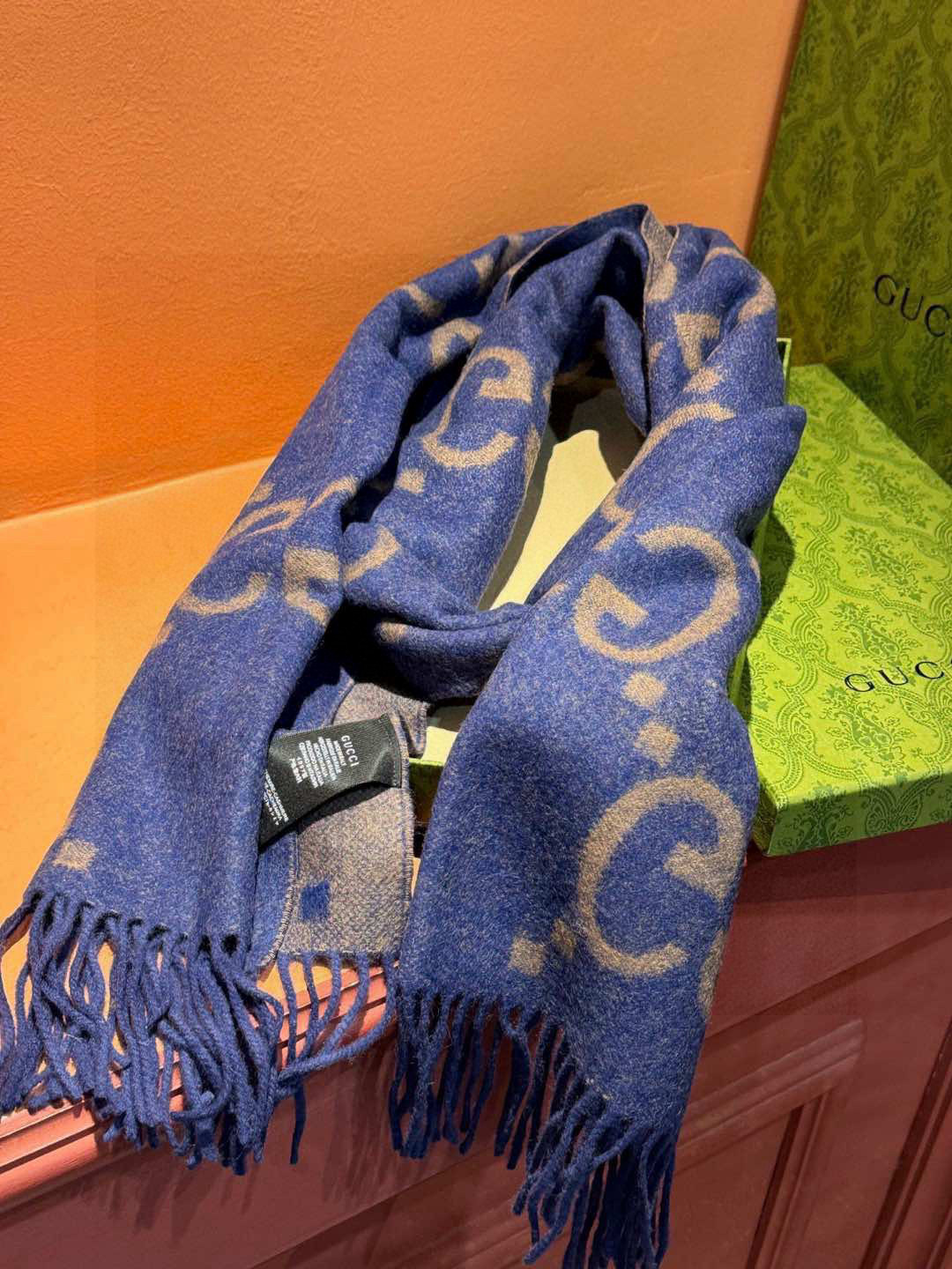 特批💰85 牛❗️稳稳的“高段位”!!全网最高版本❗️】时髦过冬!!Gucci秋冬新款提花双面围巾!高端奢华,非常重工的双面老花设计,正反两面都采用GG图案,灵动而又不失俏皮。高级时髦精必入推荐,品质牛的不需要多说了,上身的感觉真的无敌高级气质!!来自女人们都会爱的Gucci老花~又是美出了天际啊!!自带高级气场,Gucci独有的高级时髦,稳稳的“高段位”!羊毛手感超级厚实柔软舒服!!!真的非常令人佩服,非常有大牌的气场,张力十足,温柔时尚知性 200*45cm