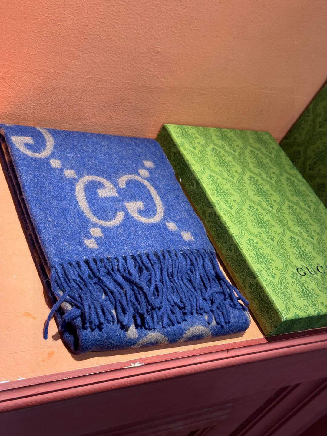 特批💰85 牛❗️稳稳的“高段位”!!全网最高版本❗️】时髦过冬!!Gucci秋冬新款提花双面围巾!高端奢华,非常重工的双面老花设计,正反两面都采用GG图案,灵动而又不失俏皮。高级时髦精必入推荐,品质牛的不需要多说了,上身的感觉真的无敌高级气质!!来自女人们都会爱的Gucci老花~又是美出了天际啊!!自带高级气场,Gucci独有的高级时髦,稳稳的“高段位”!羊毛手感超级厚实柔软舒服!!!真的非常令人佩服,非常有大牌的气场,张力十足,温柔时尚知性 200*45cm