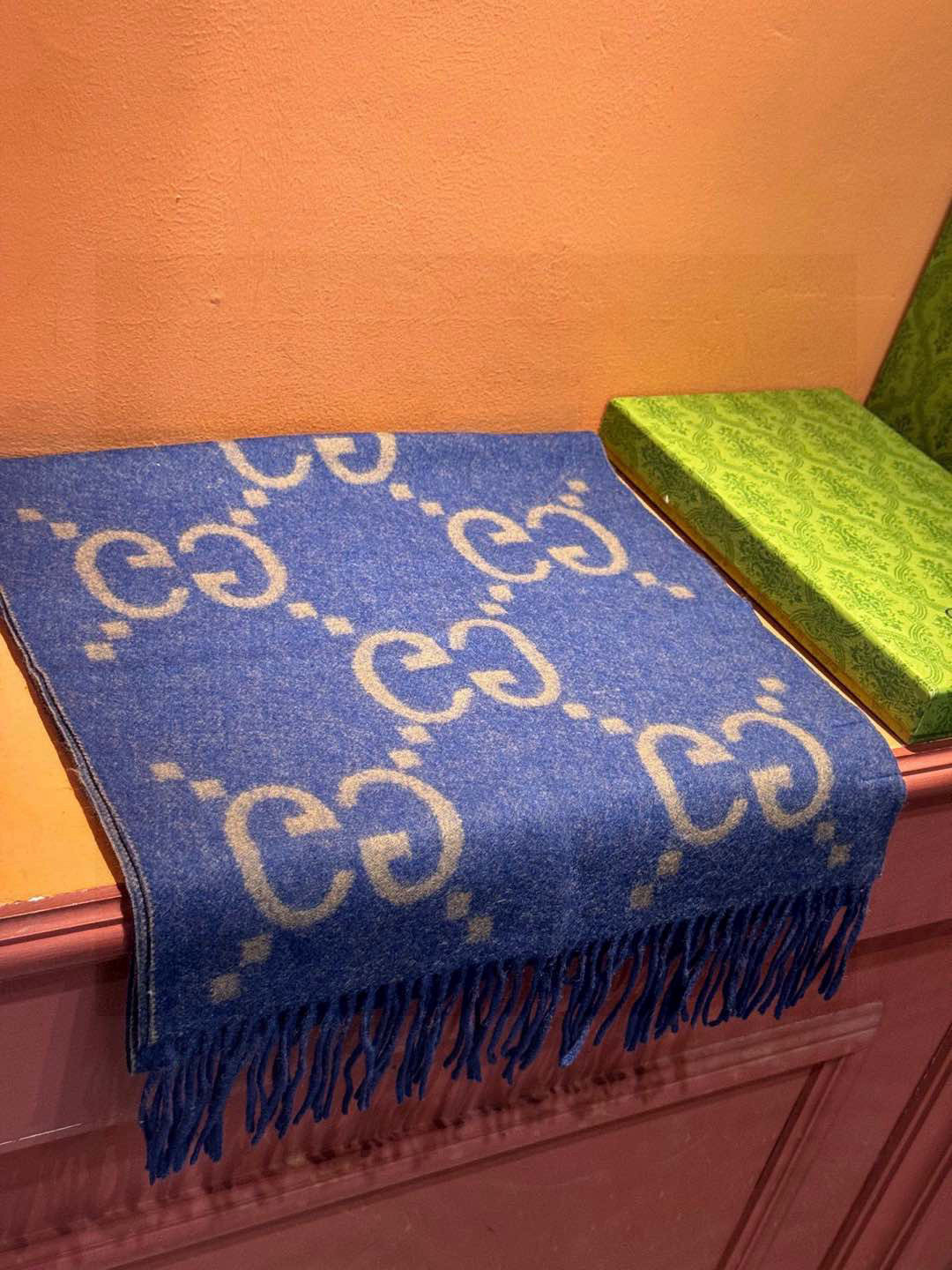 特批💰85 牛❗️稳稳的“高段位”!!全网最高版本❗️】时髦过冬!!Gucci秋冬新款提花双面围巾!高端奢华,非常重工的双面老花设计,正反两面都采用GG图案,灵动而又不失俏皮。高级时髦精必入推荐,品质牛的不需要多说了,上身的感觉真的无敌高级气质!!来自女人们都会爱的Gucci老花~又是美出了天际啊!!自带高级气场,Gucci独有的高级时髦,稳稳的“高段位”!羊毛手感超级厚实柔软舒服!!!真的非常令人佩服,非常有大牌的气场,张力十足,温柔时尚知性 200*45cm