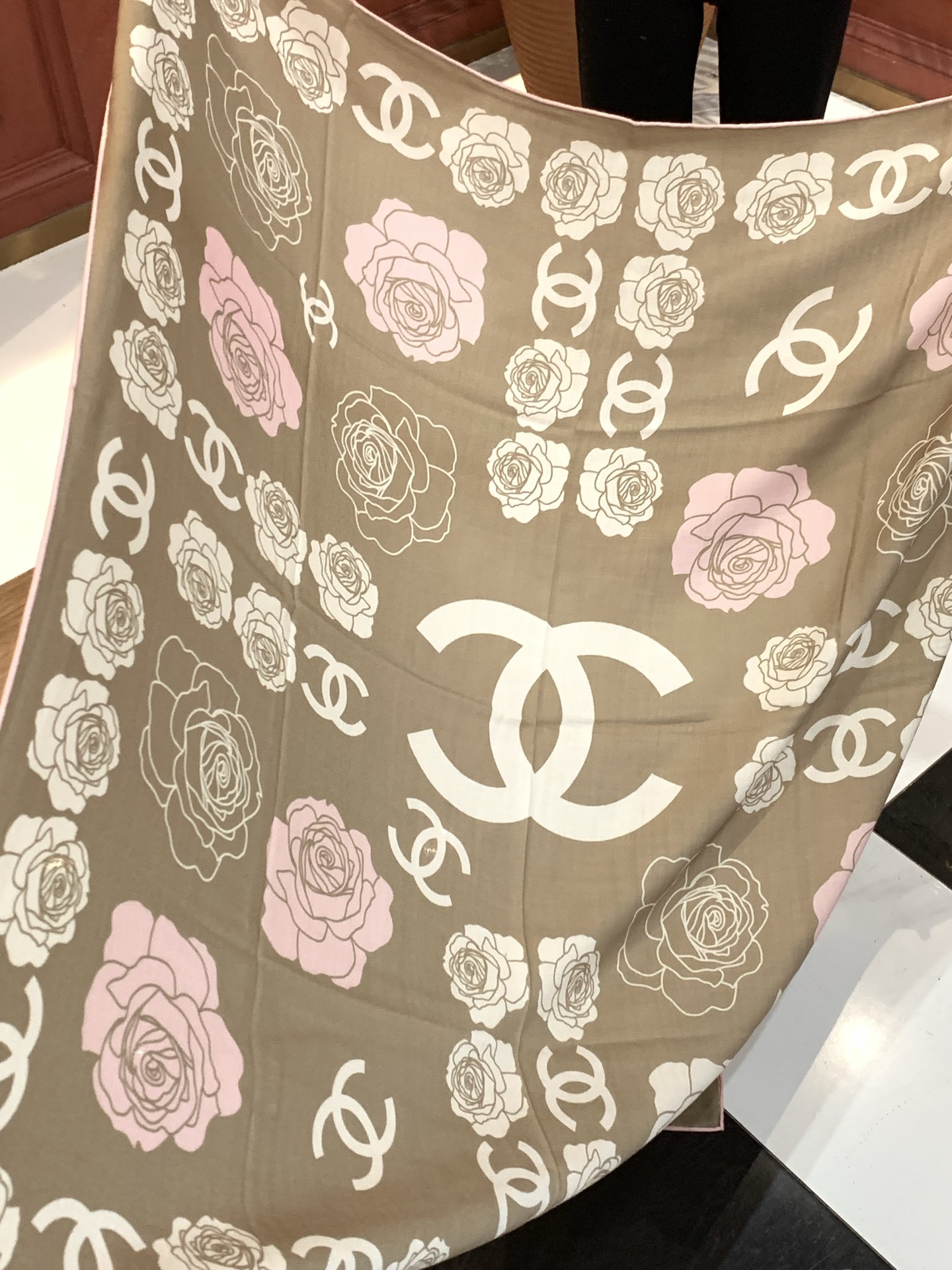 香奈儿上新❤️【Chanel】 经典茶花优雅Coco风，Chanel最新丝绒大方巾~气质到骨子里，香奶奶