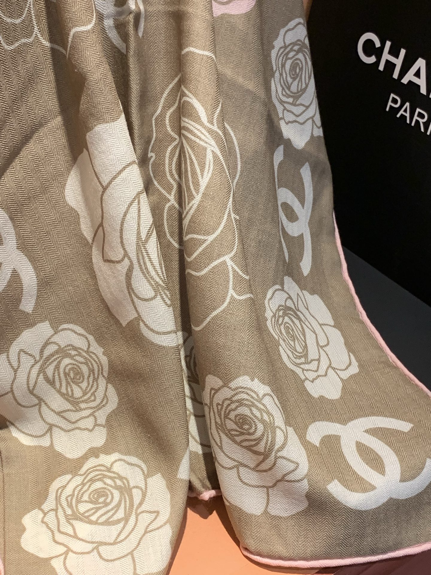 香奈儿上新❤️【Chanel】 经典茶花优雅Coco风，Chanel最新丝绒大方巾~气质到骨子里，香奶奶