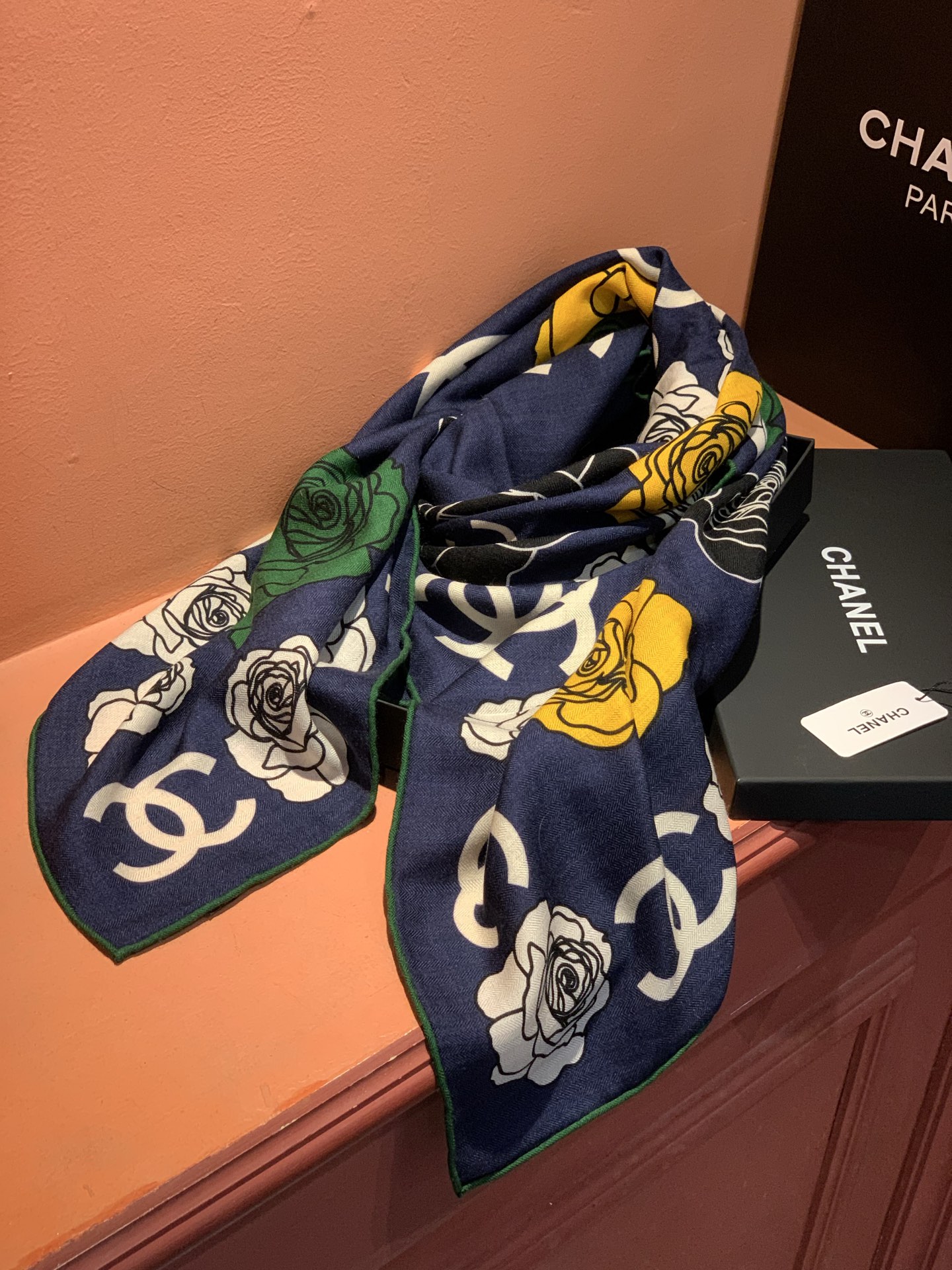香奈儿上新❤️【Chanel】 经典茶花优雅Coco风，Chanel最新丝绒大方巾~气质到骨子里，香奶奶