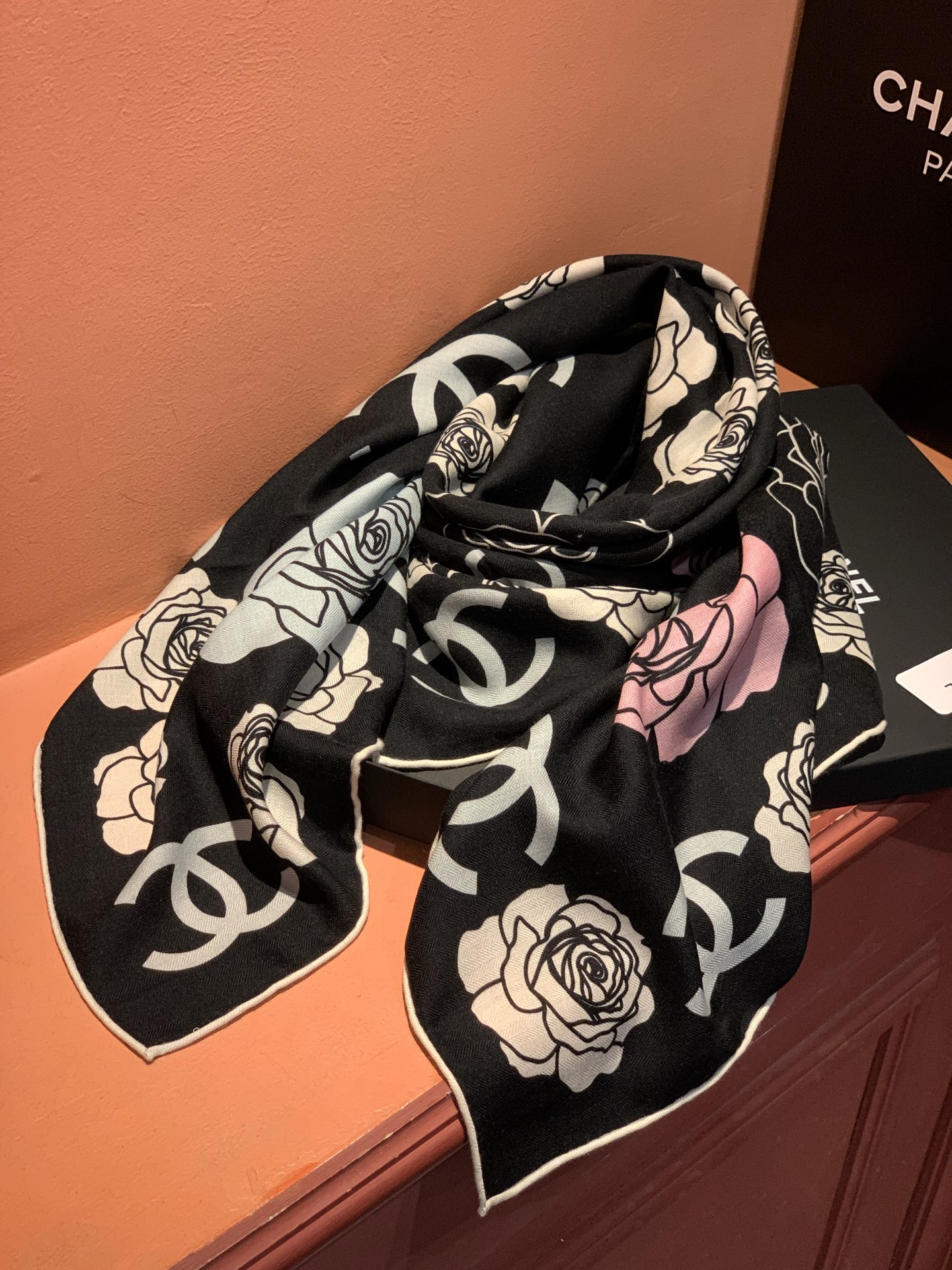 香奈儿上新❤️【Chanel】 经典茶花优雅Coco风，Chanel最新丝绒大方巾~气质到骨子里，香奶奶