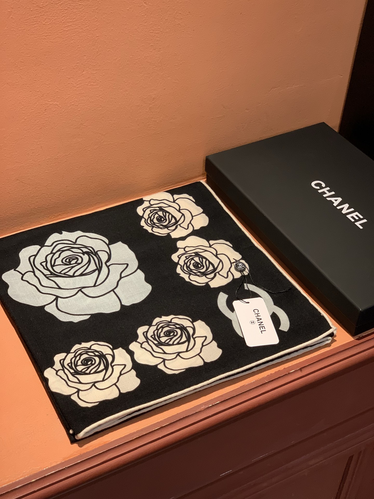香奈儿上新❤️【Chanel】 经典茶花优雅Coco风，Chanel最新丝绒大方巾~气质到骨子里，香奶奶