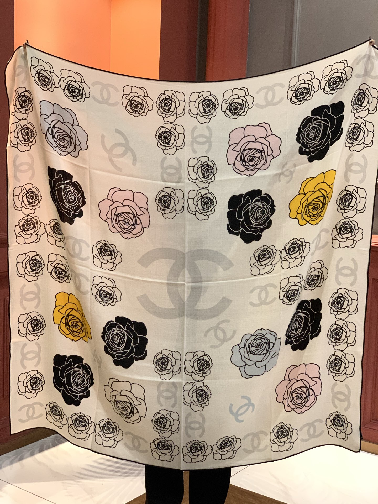 香奈儿上新❤️【Chanel】 经典茶花优雅Coco风，Chanel最新丝绒大方巾~气质到骨子里，香奶奶