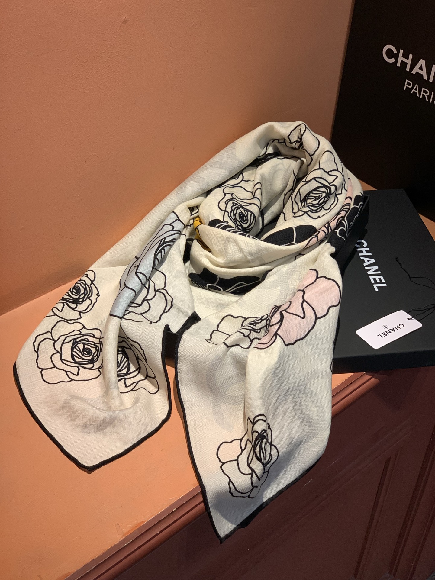 香奈儿上新❤️【Chanel】 经典茶花优雅Coco风，Chanel最新丝绒大方巾~气质到骨子里，香奶奶