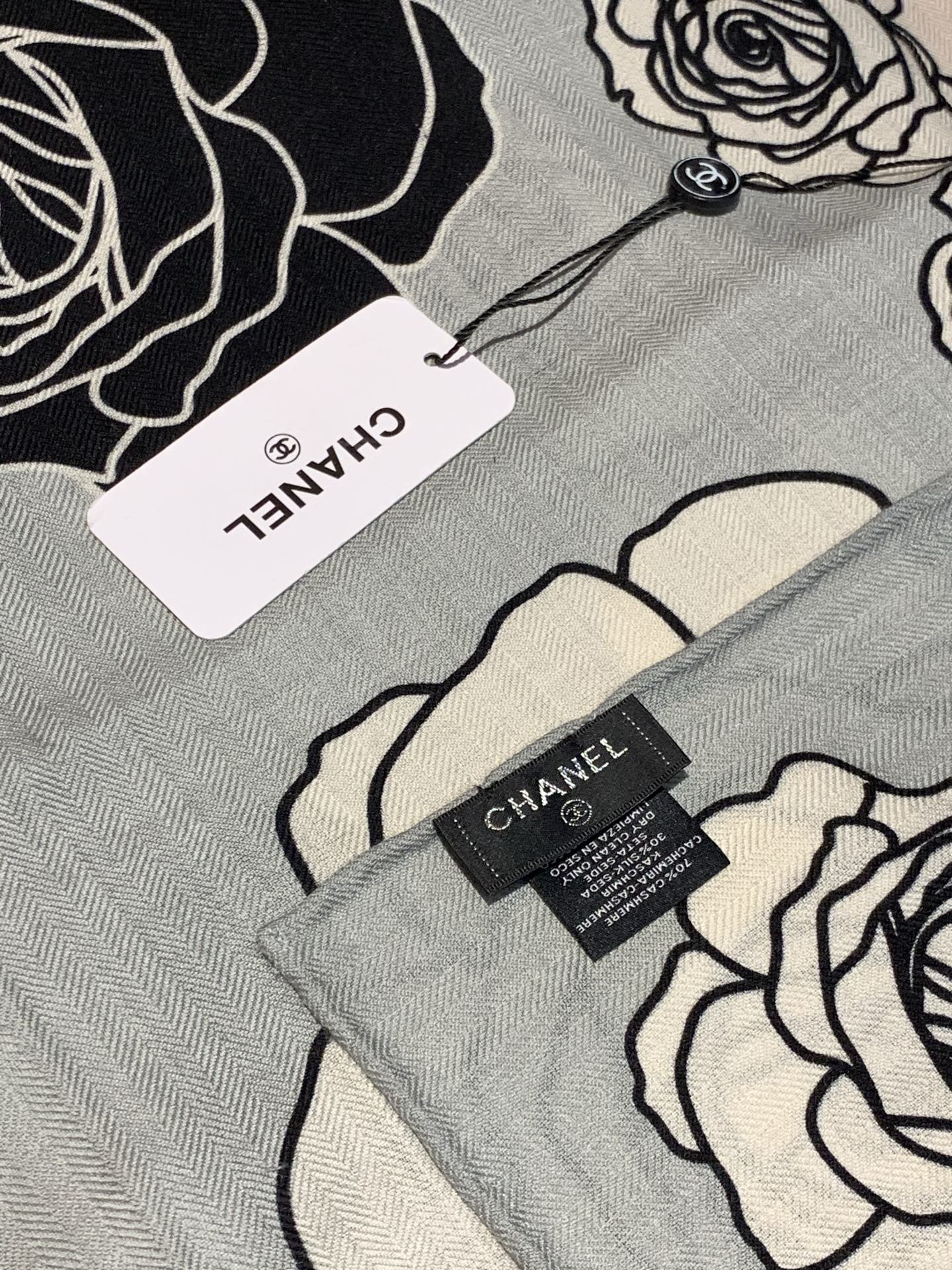 香奈儿上新❤️【Chanel】 经典茶花优雅Coco风，Chanel最新丝绒大方巾~气质到骨子里，香奶奶