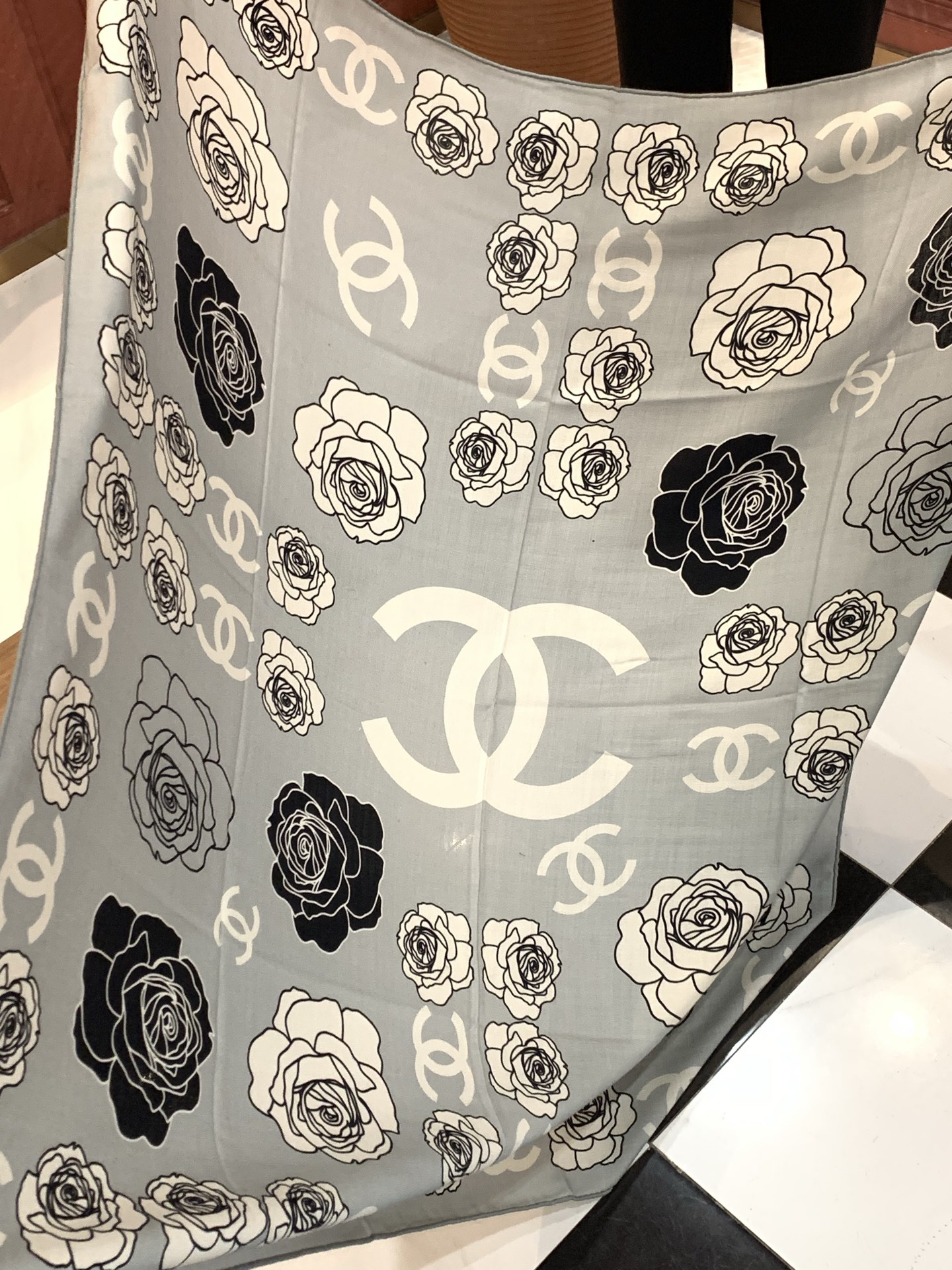 香奈儿上新❤️【Chanel】 经典茶花优雅Coco风，Chanel最新丝绒大方巾~气质到骨子里，香奶奶