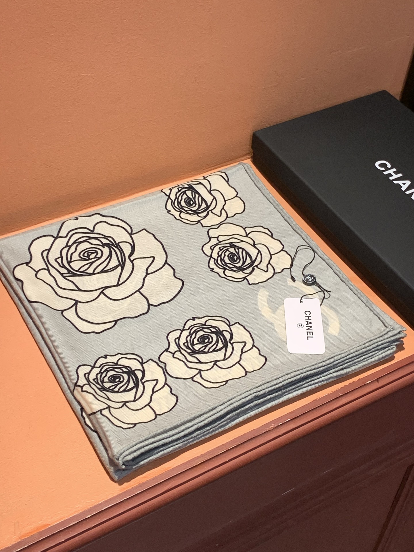 香奈儿上新❤️【Chanel】 经典茶花优雅Coco风，Chanel最新丝绒大方巾~气质到骨子里，香奶奶