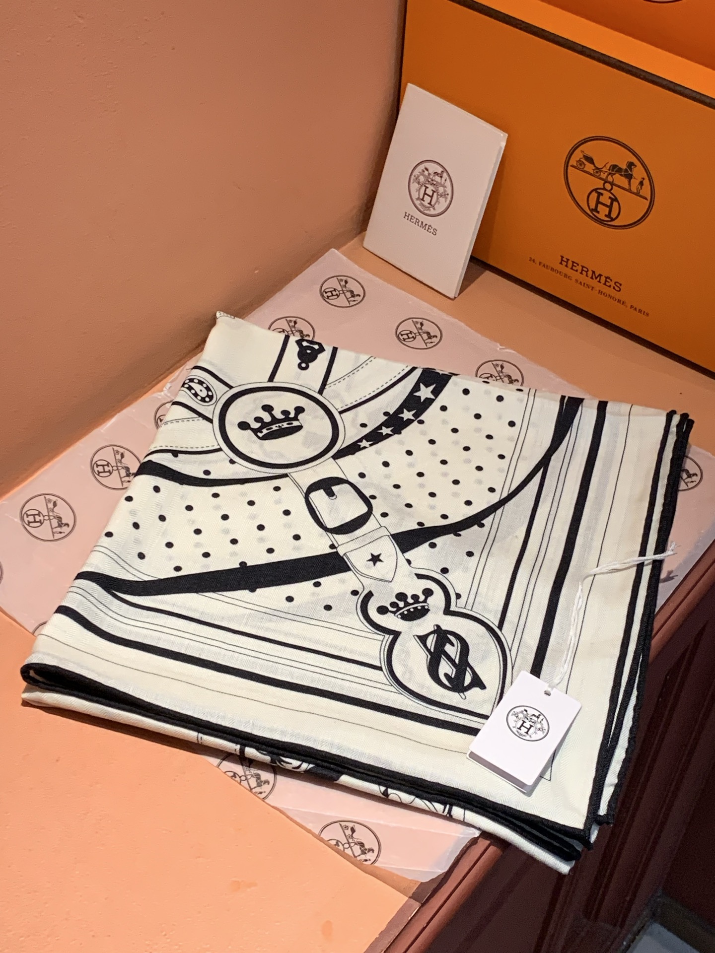 “清晨漫步Bandana”140厘米双面同色丝绒披肩手工卷边山羊绒和真丝混纺披肩（70%山羊绒，30%桑