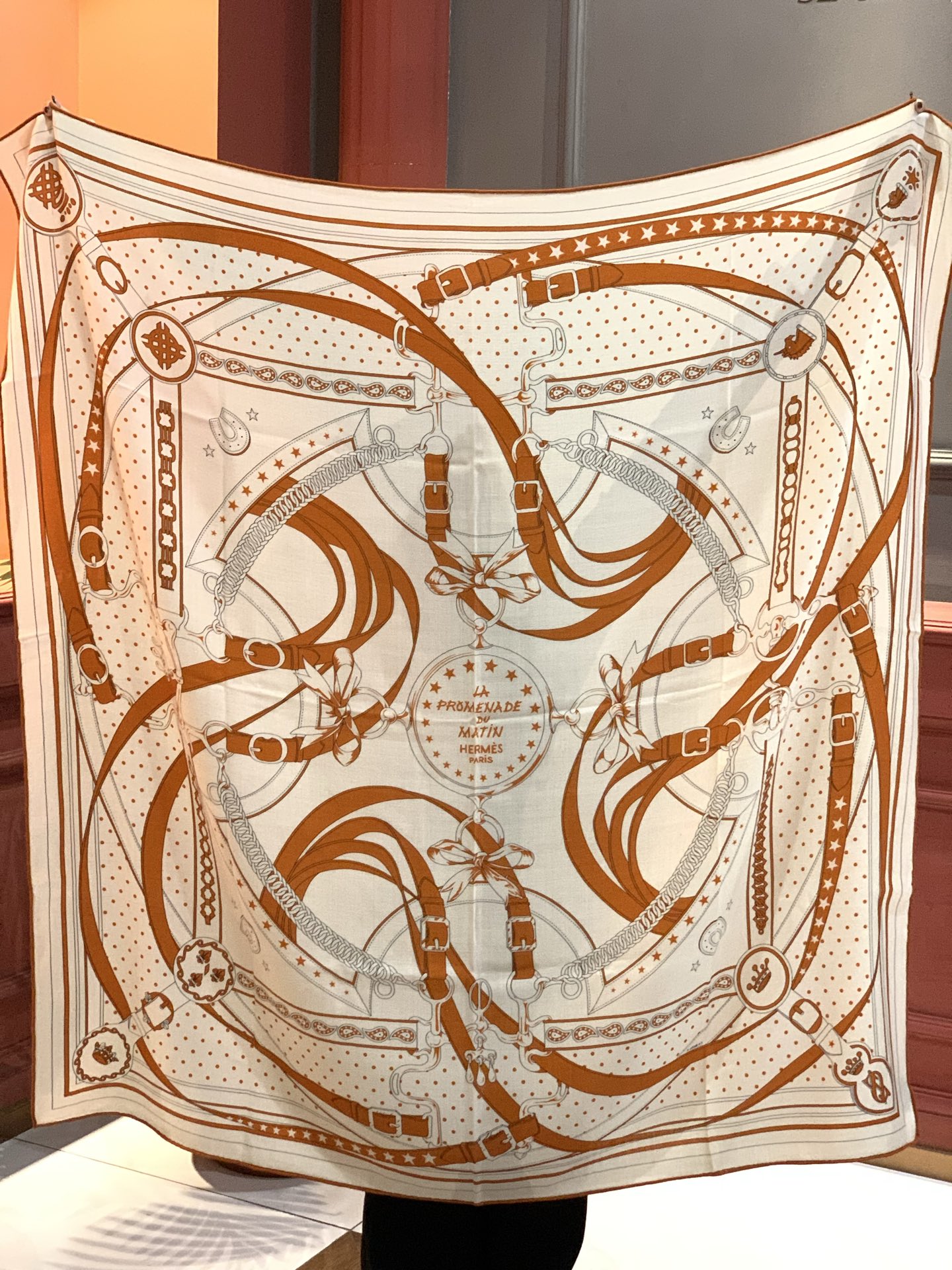 “清晨漫步Bandana”140厘米双面同色丝绒披肩手工卷边山羊绒和真丝混纺披肩（70%山羊绒，30%桑