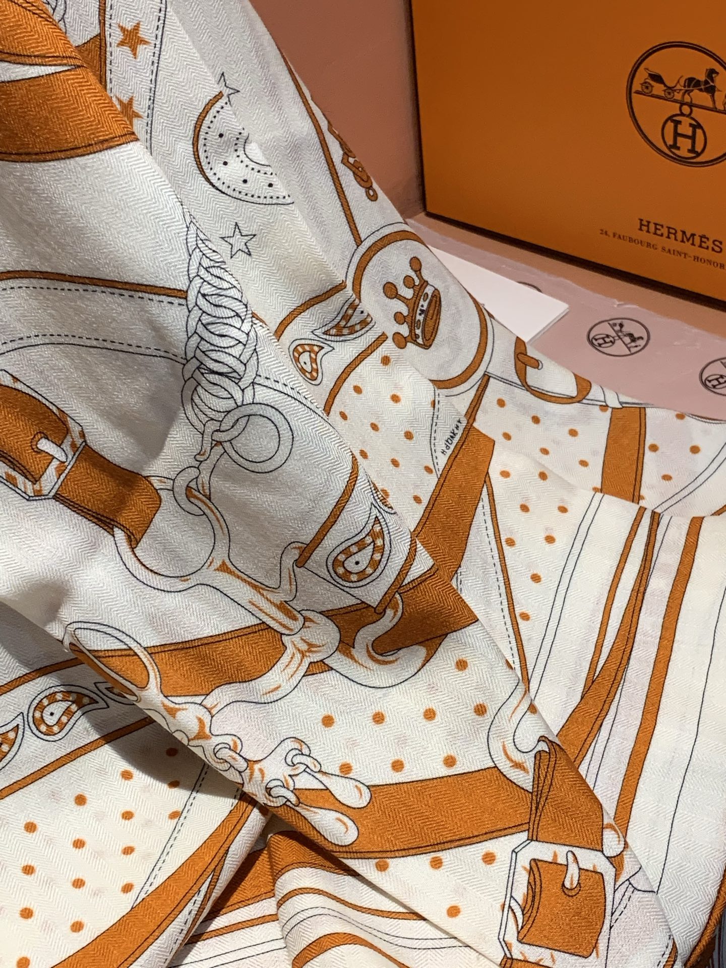 “清晨漫步Bandana”140厘米双面同色丝绒披肩手工卷边山羊绒和真丝混纺披肩（70%山羊绒，30%桑