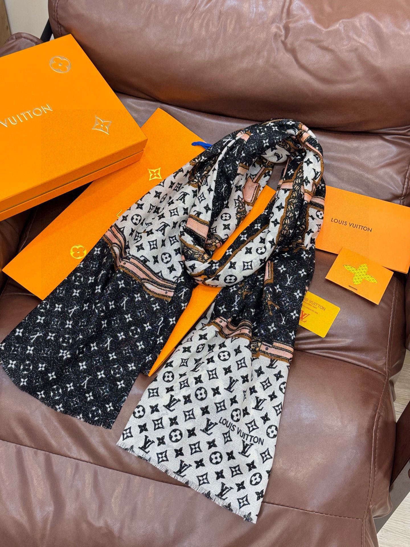 P215 会发光发亮的围巾真心赞‼️驴家【L链条箱包花纹银丝长巾】银丝印花羊绒长巾,2025新款银丝长巾来撷Nouficel 胶囊系列的澳雅色彩,续写Mixand Srop主题铁事。Monogom图案成为背景,路易威登的经典元素交织继绕,巧妙教敬品牌精基皮革工艺,丝羊绒印花搭配手工卷边。强烈推荐手慢无‼️这个size不大不小特别好搭配,品质超级好‼️拿到手就会懂的高端品质,高端细节所见即所得😘重磅巨献‼️VIP客户必入推荐‼️尺寸:110*200