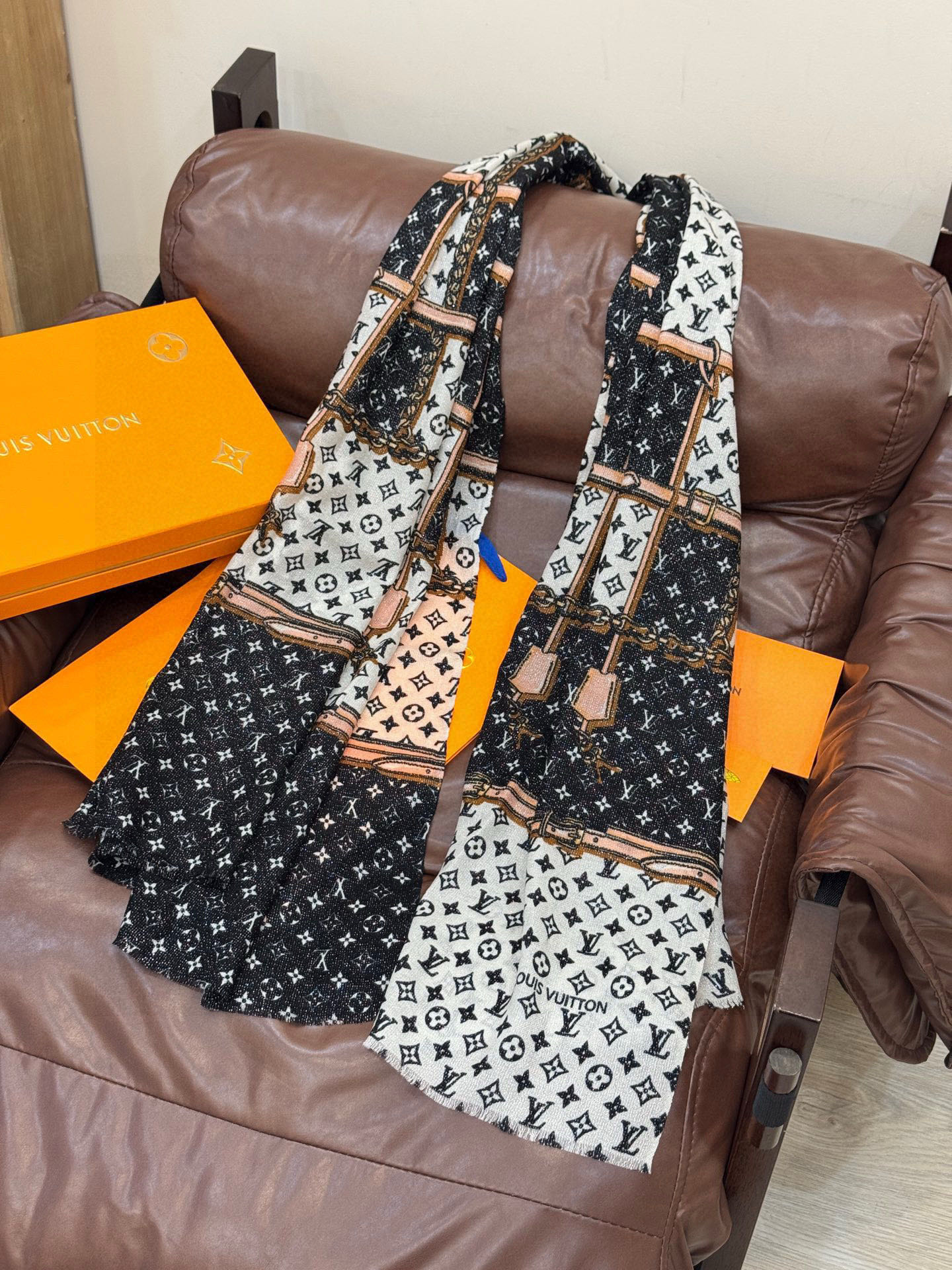 P215 会发光发亮的围巾真心赞‼️驴家【L链条箱包花纹银丝长巾】银丝印花羊绒长巾,2025新款银丝长巾来撷Nouficel 胶囊系列的澳雅色彩,续写Mixand Srop主题铁事。Monogom图案成为背景,路易威登的经典元素交织继绕,巧妙教敬品牌精基皮革工艺,丝羊绒印花搭配手工卷边。强烈推荐手慢无‼️这个size不大不小特别好搭配,品质超级好‼️拿到手就会懂的高端品质,高端细节所见即所得😘重磅巨献‼️VIP客户必入推荐‼️尺寸:110*200