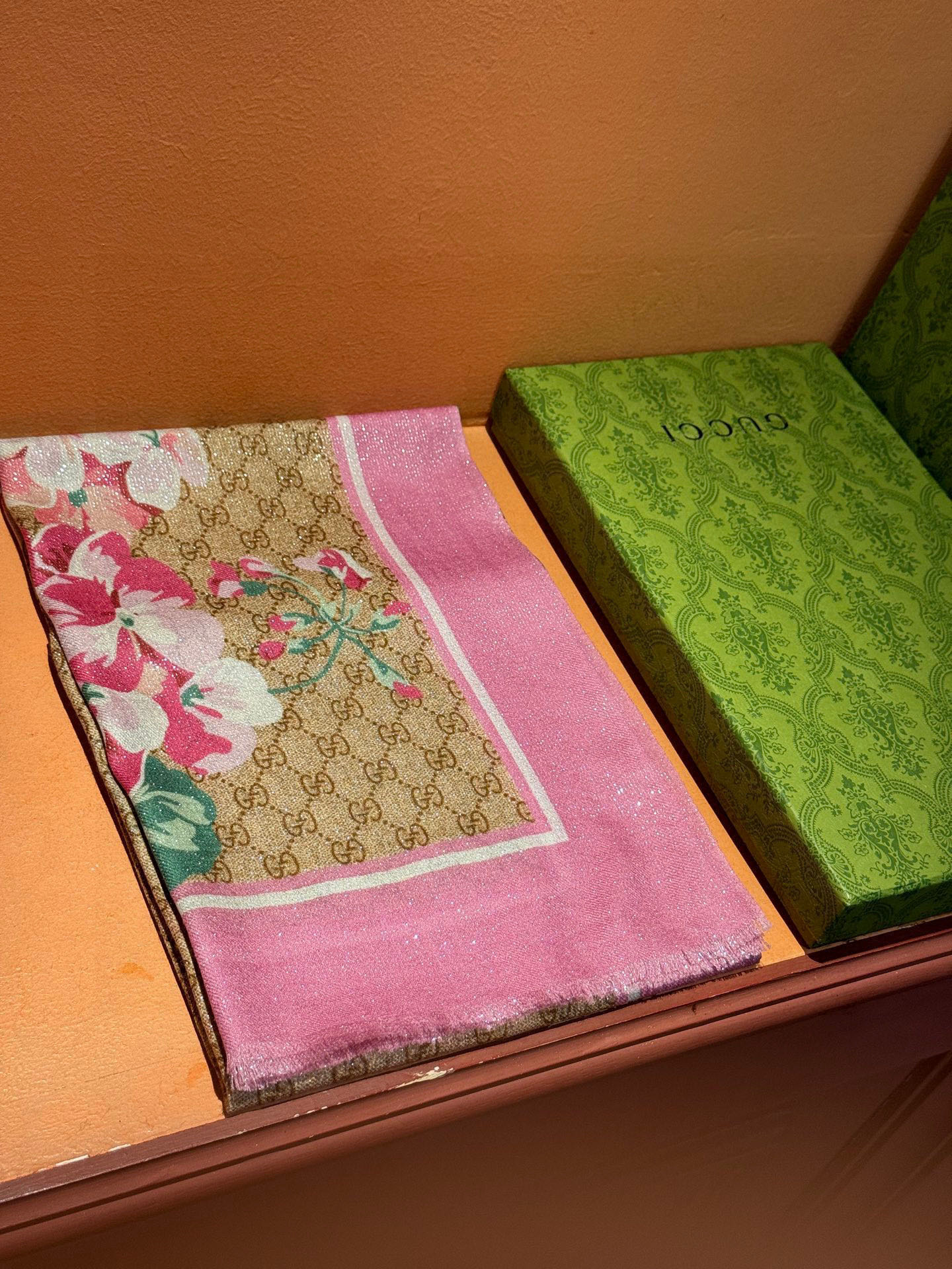 P215 Gucci花卉羊绒围巾~超级抬气色!高级女人味!】羊绒围巾也能这么美!!!Gucci这款双面花卉羊绒围巾真的好高级!招牌的花卉花色搭配服饰很显品味!!Gucci招牌花卉元素和老花GG的新融合,奢华优雅感,薄薄的羊绒手感,双面双色的设计真的很赞!春夏搭配白衬衫更是又气质又时髦,秋冬搭配大衣超级显品味,懂得搭配的姐妹一定要入手!!柔软软糯顺滑!赋予了围巾非常容易造型,非常重磅奢华的设计,上身却别样衬得人高贵气质!简单的打底配此款围巾,简单的搭配却给人非常舒适有品味的大牌感…推荐!!尺寸规格:110*200 羊绒长巾