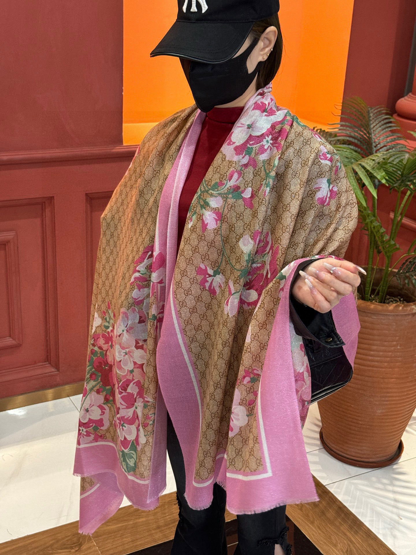 P215 Gucci花卉羊绒围巾~超级抬气色!高级女人味!】羊绒围巾也能这么美!!!Gucci这款双面花卉羊绒围巾真的好高级!招牌的花卉花色搭配服饰很显品味!!Gucci招牌花卉元素和老花GG的新融合,奢华优雅感,薄薄的羊绒手感,双面双色的设计真的很赞!春夏搭配白衬衫更是又气质又时髦,秋冬搭配大衣超级显品味,懂得搭配的姐妹一定要入手!!柔软软糯顺滑!赋予了围巾非常容易造型,非常重磅奢华的设计,上身却别样衬得人高贵气质!简单的打底配此款围巾,简单的搭配却给人非常舒适有品味的大牌感…推荐!!尺寸规格:110*200 羊绒长巾