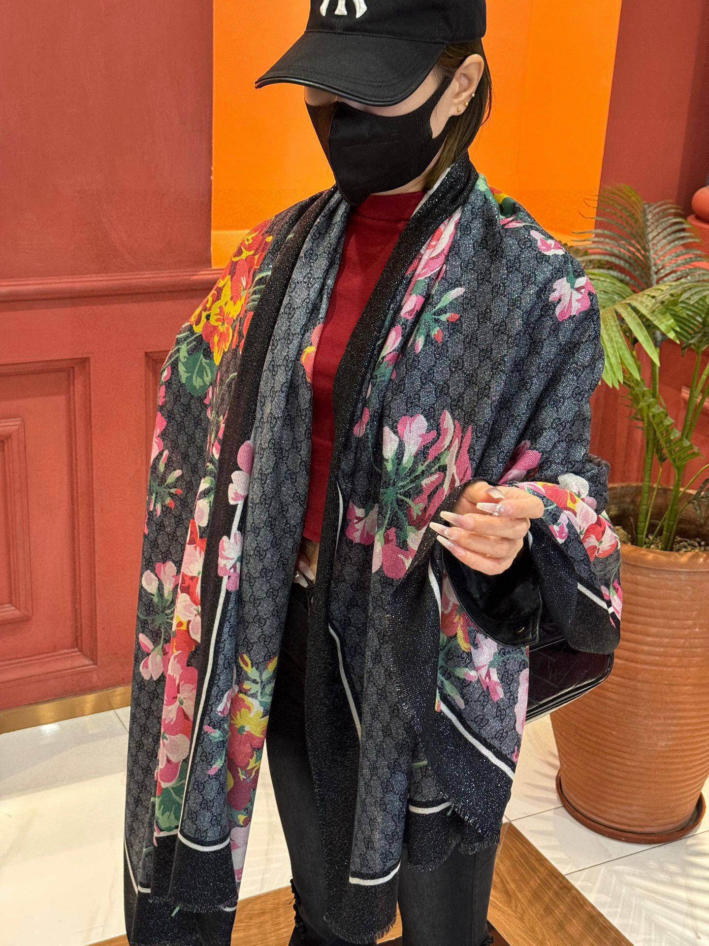 P215 Gucci花卉羊绒围巾~超级抬气色!高级女人味!】羊绒围巾也能这么美!!!Gucci这款双面花卉羊绒围巾真的好高级!招牌的花卉花色搭配服饰很显品味!!Gucci招牌花卉元素和老花GG的新融合,奢华优雅感,薄薄的羊绒手感,双面双色的设计真的很赞!春夏搭配白衬衫更是又气质又时髦,秋冬搭配大衣超级显品味,懂得搭配的姐妹一定要入手!!柔软软糯顺滑!赋予了围巾非常容易造型,非常重磅奢华的设计,上身却别样衬得人高贵气质!简单的打底配此款围巾,简单的搭配却给人非常舒适有品味的大牌感…推荐!!尺寸规格:110*200 羊绒长巾