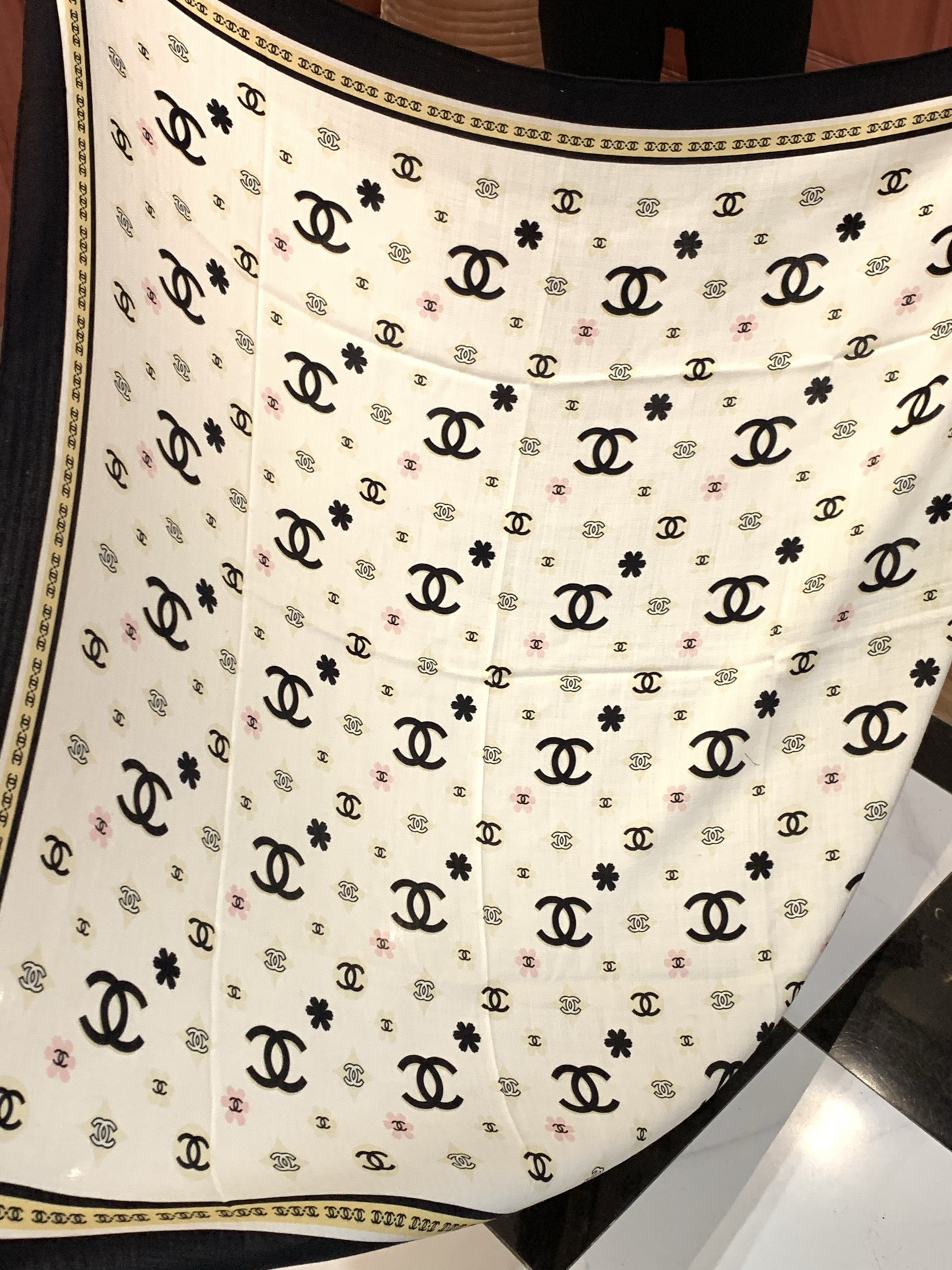 香奈儿上新❤️【Chanel】 经典茶花优雅Coco风，Chanel最新丝绒大方巾~气质到骨子里，香奶奶