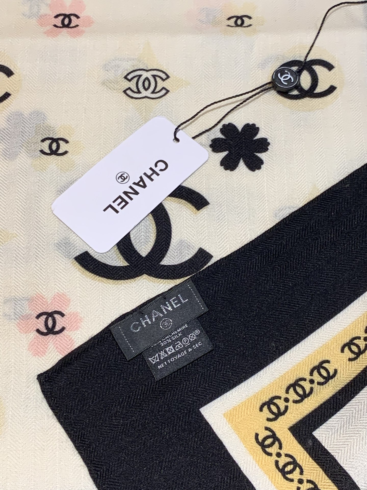 香奈儿上新❤️【Chanel】 经典茶花优雅Coco风，Chanel最新丝绒大方巾~气质到骨子里，香奶奶