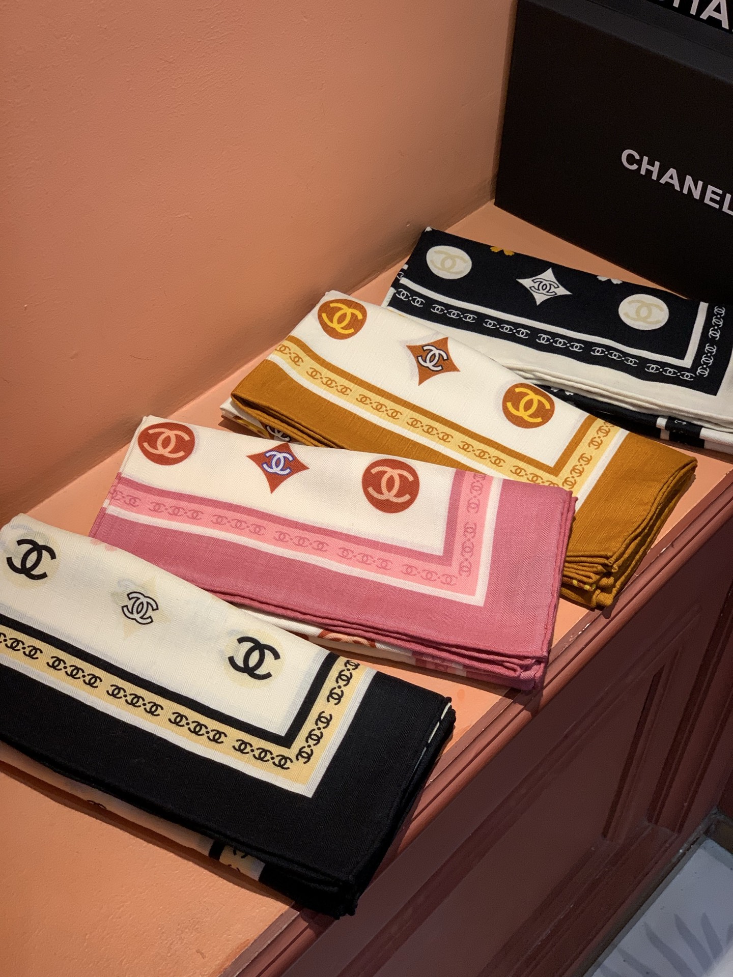 香奈儿上新❤️【Chanel】 经典茶花优雅Coco风，Chanel最新丝绒大方巾~气质到骨子里，香奶奶