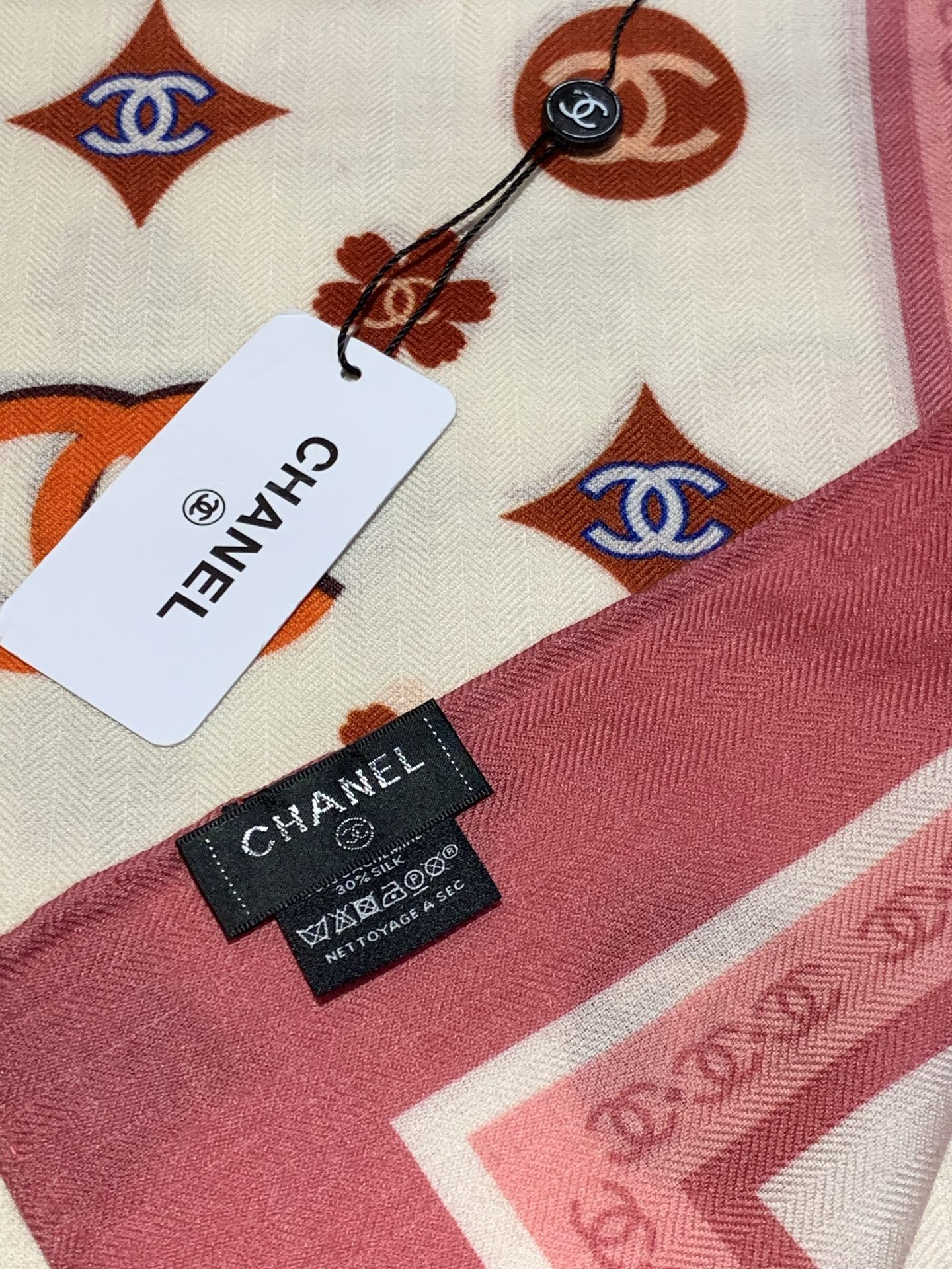香奈儿上新❤️【Chanel】 经典茶花优雅Coco风，Chanel最新丝绒大方巾~气质到骨子里，香奶奶