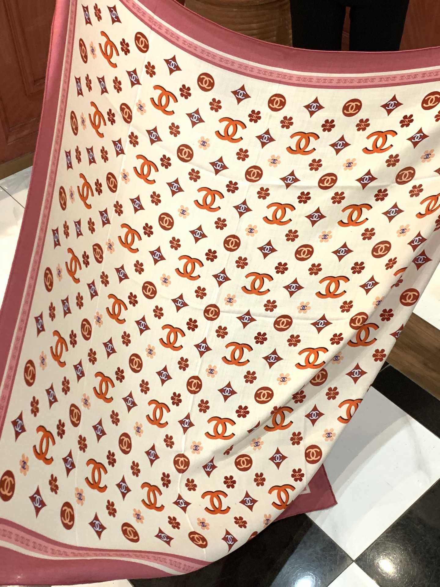 香奈儿上新❤️【Chanel】 经典茶花优雅Coco风，Chanel最新丝绒大方巾~气质到骨子里，香奶奶