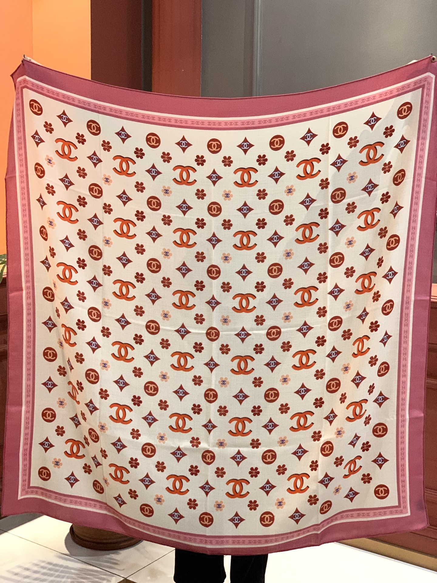 香奈儿上新❤️【Chanel】 经典茶花优雅Coco风，Chanel最新丝绒大方巾~气质到骨子里，香奶奶