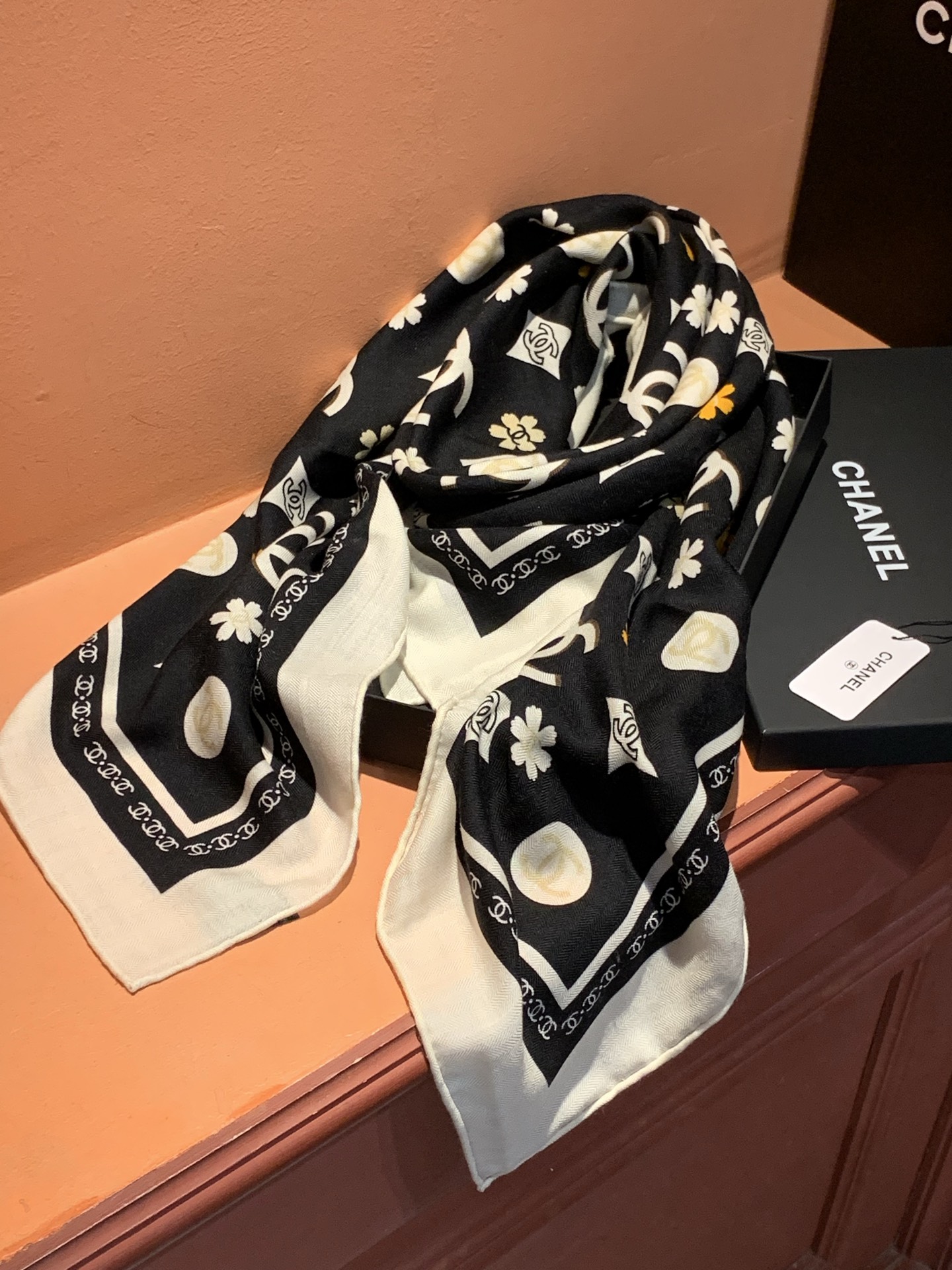 香奈儿上新❤️【Chanel】 经典茶花优雅Coco风，Chanel最新丝绒大方巾~气质到骨子里，香奶奶