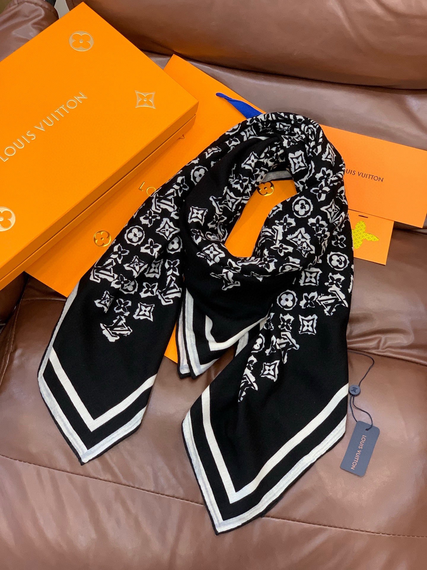 LV x TM 140披肩【140顶级丝绒双面同色披肩】本款LVxTMMonogram Multicol