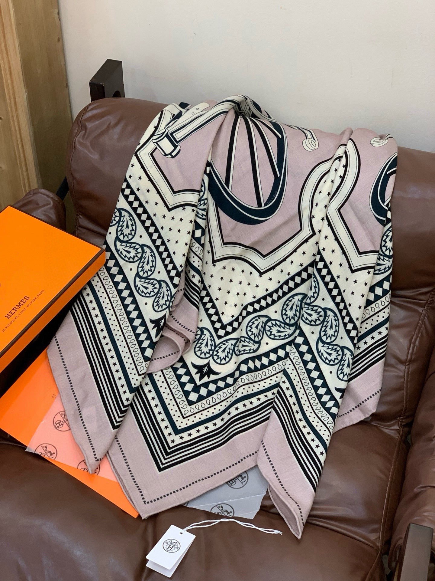 羊绒新款🆕👏👏买了都说好看‼️推荐💕爱马仕双面同色羊绒方巾【双面同色140】，顶级工艺超值‼️爱马仕专柜