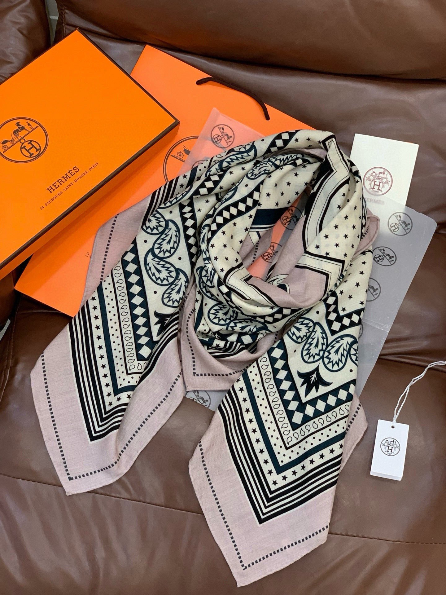 羊绒新款🆕👏👏买了都说好看‼️推荐💕爱马仕双面同色羊绒方巾【双面同色140】，顶级工艺超值‼️爱马仕专柜