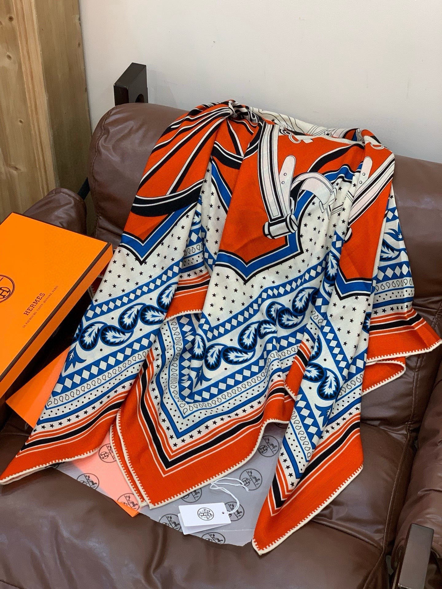 羊绒新款🆕👏👏买了都说好看‼️推荐💕爱马仕双面同色羊绒方巾【双面同色140】，顶级工艺超值‼️爱马仕专柜