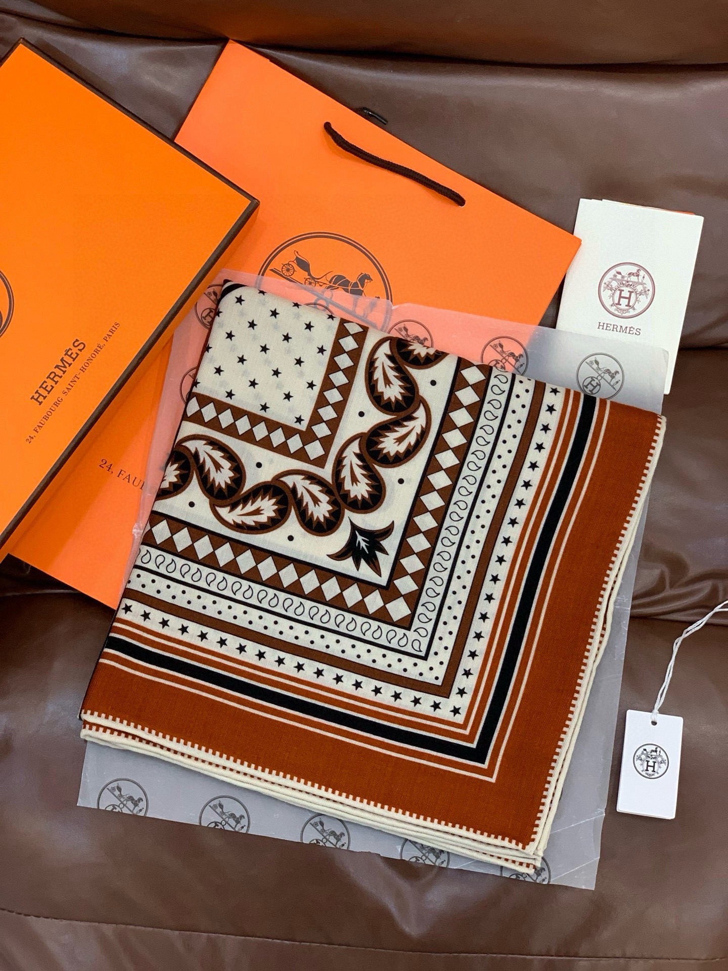 羊绒新款🆕👏👏买了都说好看‼️推荐💕爱马仕双面同色羊绒方巾【双面同色140】，顶级工艺超值‼️爱马仕专柜