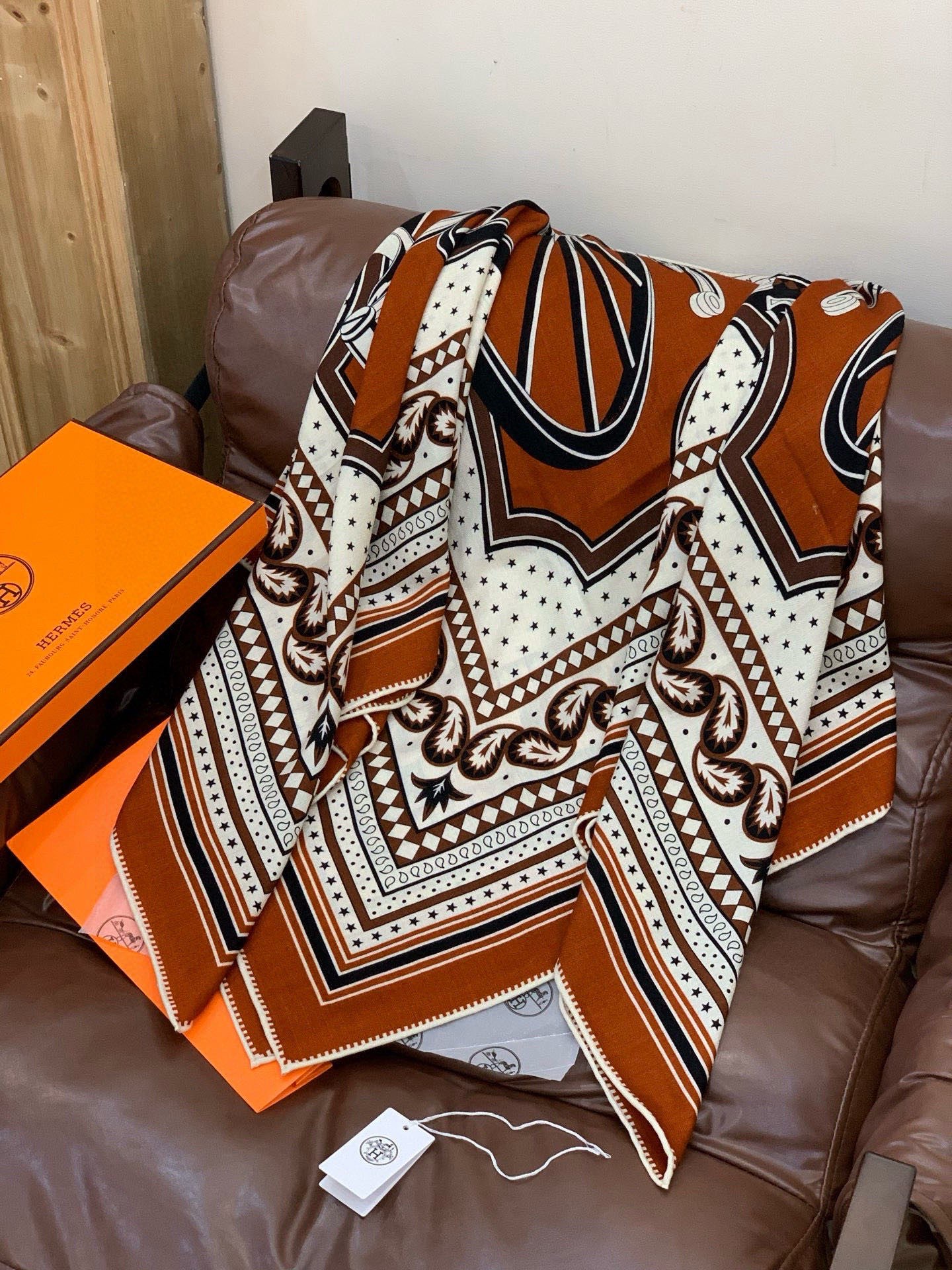 羊绒新款🆕👏👏买了都说好看‼️推荐💕爱马仕双面同色羊绒方巾【双面同色140】，顶级工艺超值‼️爱马仕专柜