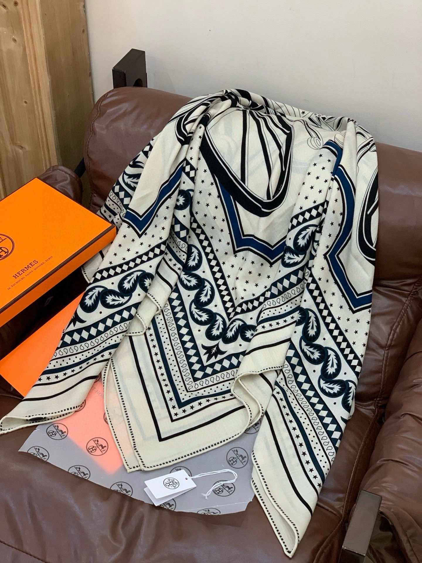 羊绒新款🆕👏👏买了都说好看‼️推荐💕爱马仕双面同色羊绒方巾【双面同色140】，顶级工艺超值‼️爱马仕专柜