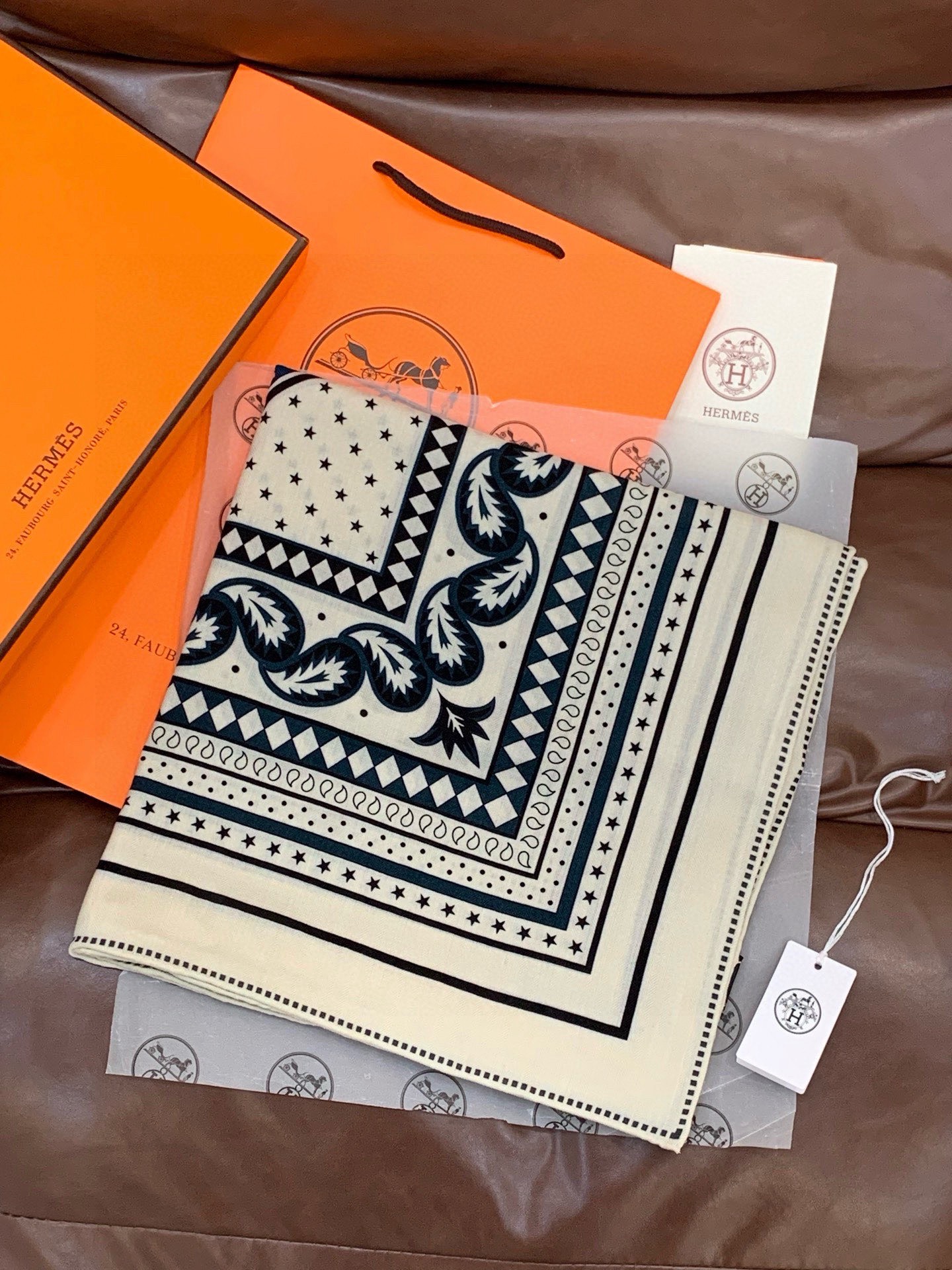 羊绒新款🆕👏👏买了都说好看‼️推荐💕爱马仕双面同色羊绒方巾【双面同色140】，顶级工艺超值‼️爱马仕专柜