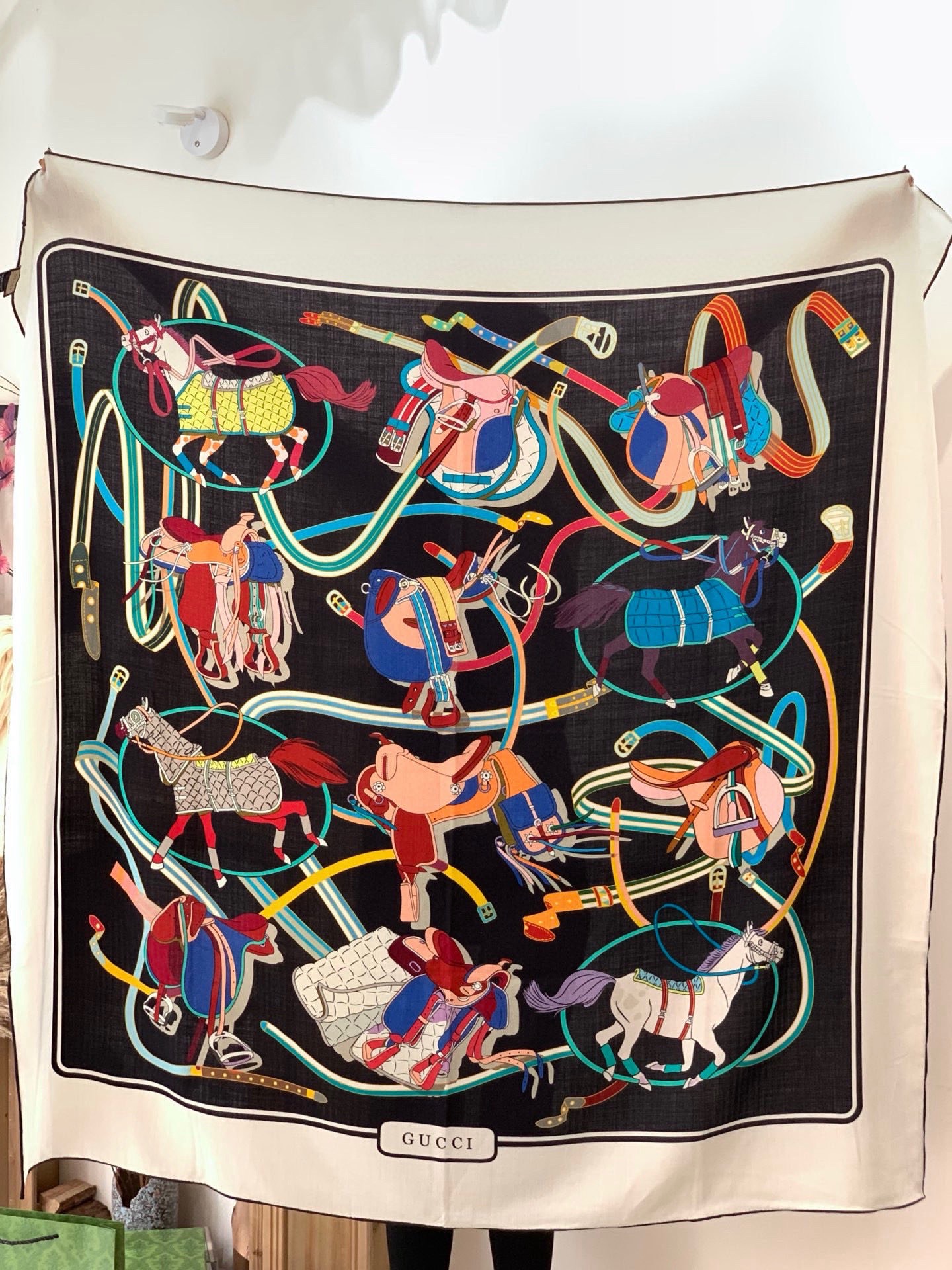 💟Gucci~140双面丝毛披肩马鞍细节和骑马图案以精致色调匠心呈献，意在向品牌与马术世界的深厚渊源致敬