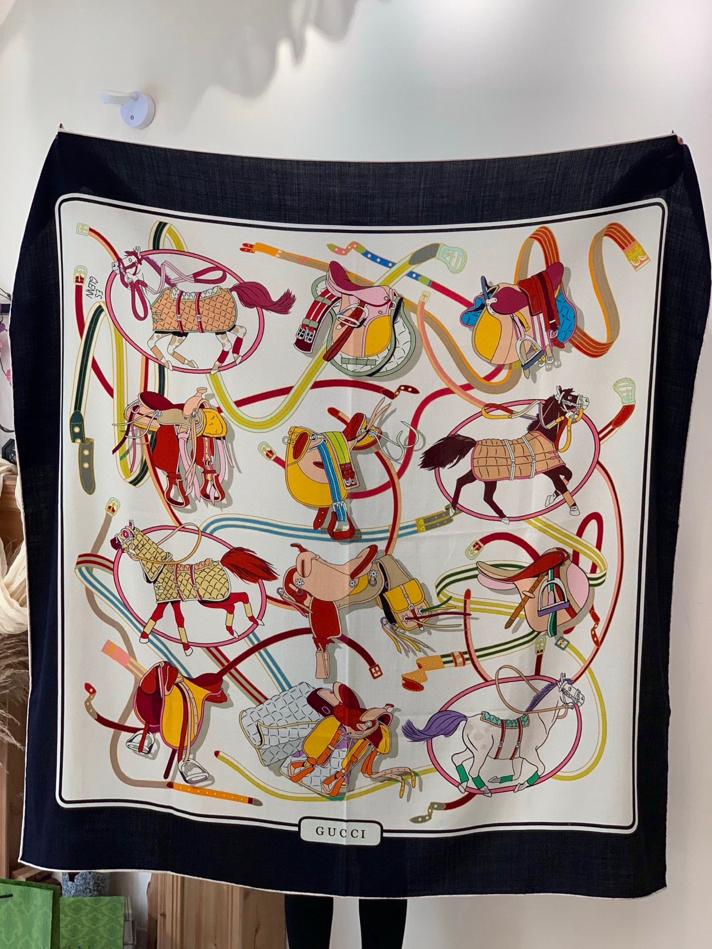 💟Gucci~140双面丝毛披肩马鞍细节和骑马图案以精致色调匠心呈献，意在向品牌与马术世界的深厚渊源致敬
