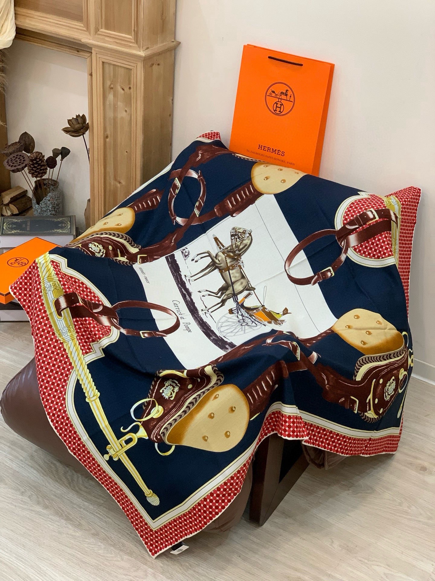 【140顶级丝羊绒双面同色披肩『骏马之城』！！超级气质！！】不仅美有其表，更有好品质与好细节的出彩内质！