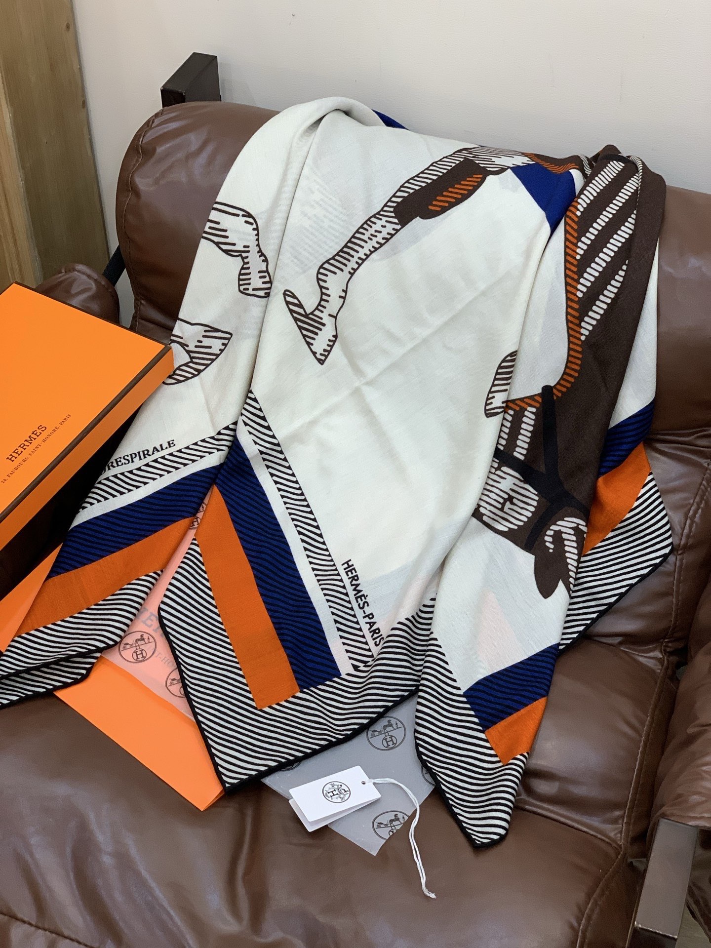 ✨✨【双面同色 丝毛款】H家羊绒新款 买了都说好看‼️推荐💕【骏马披挂 140】羊绒方巾‼️H家ZG爆款