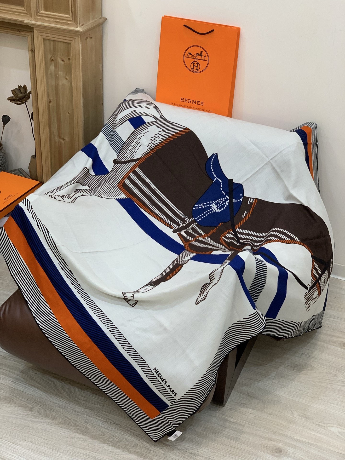 ✨✨【双面同色 丝毛款】H家羊绒新款 买了都说好看‼️推荐💕【骏马披挂 140】羊绒方巾‼️H家ZG爆款