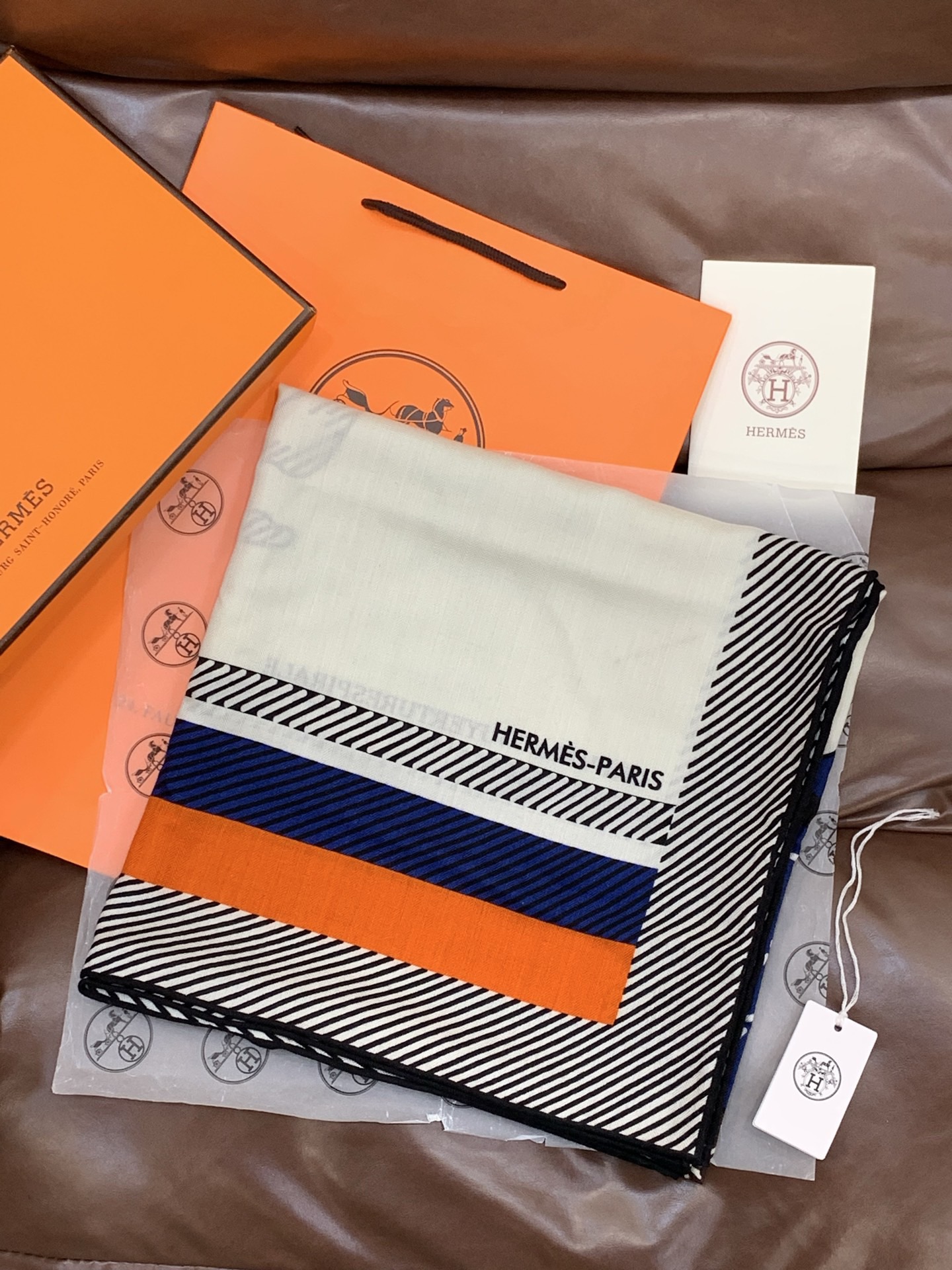 ✨✨【双面同色 丝毛款】H家羊绒新款 买了都说好看‼️推荐💕【骏马披挂 140】羊绒方巾‼️H家ZG爆款